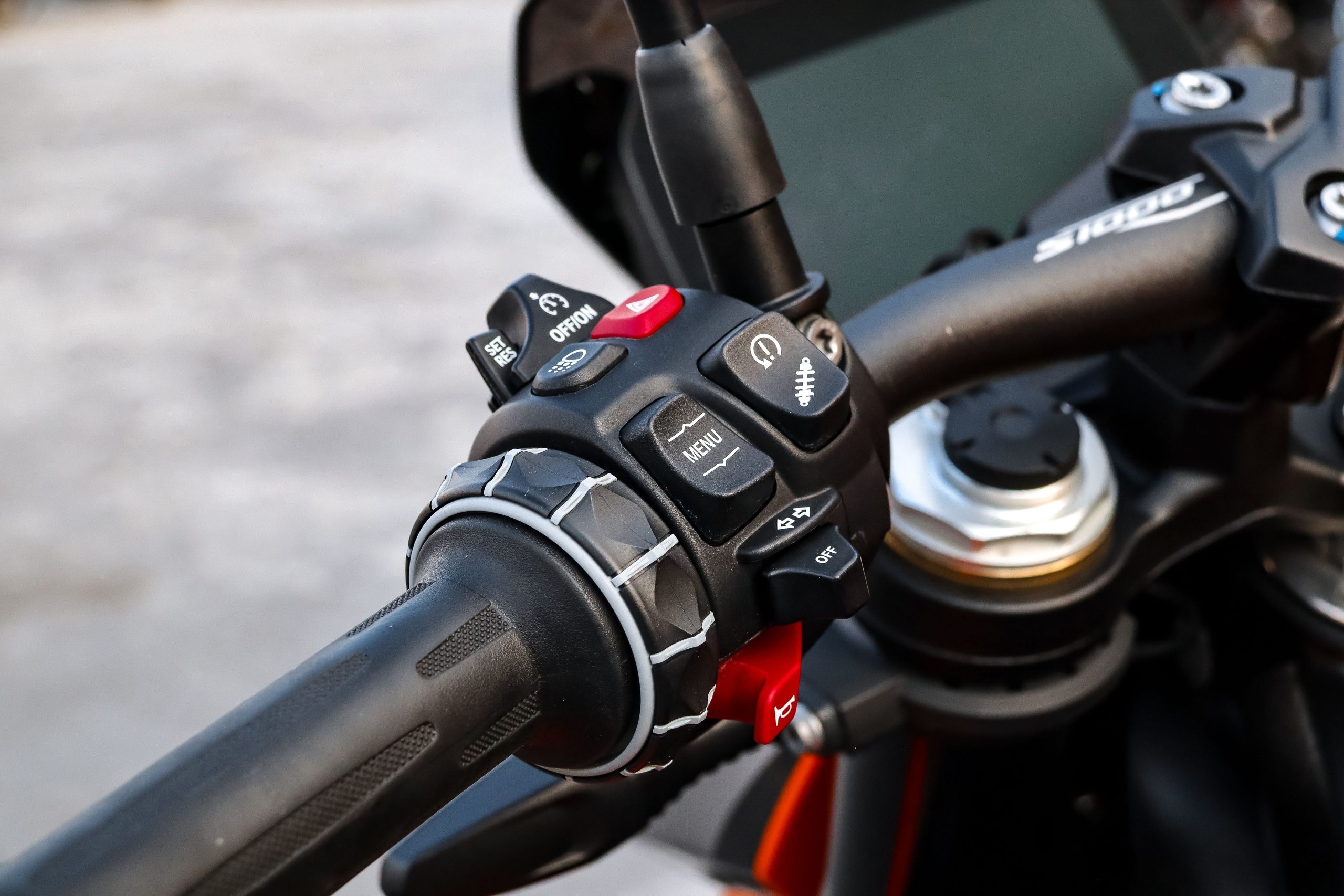 Commandes guidon moto boutons et poignées