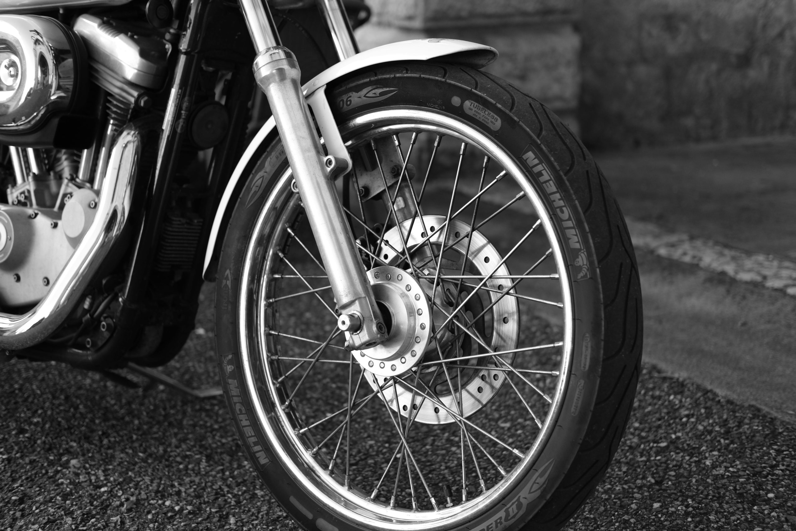 Roue moto noir blanc détails rayons pneu