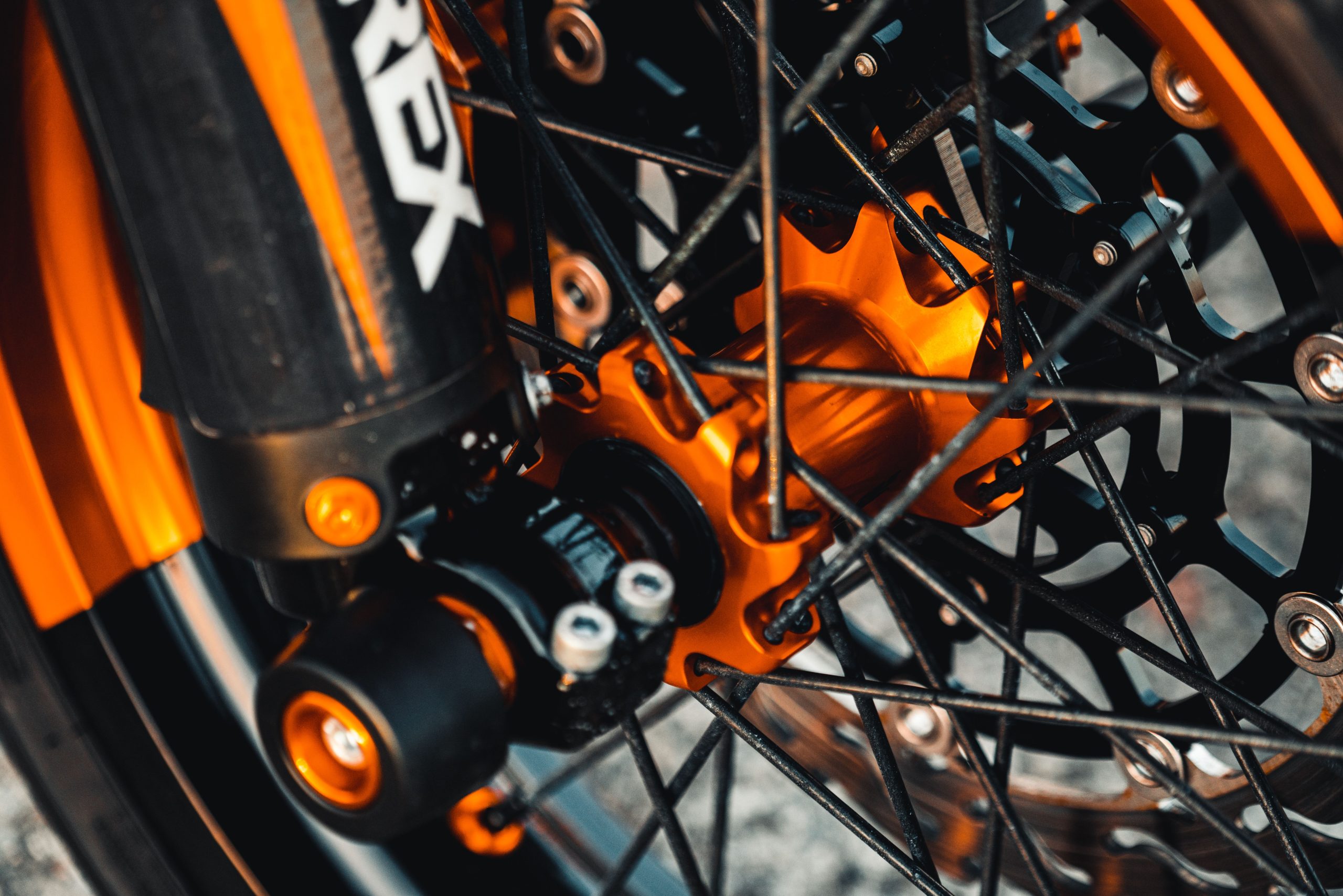 Jante moto structure métallique accents orange vibrants