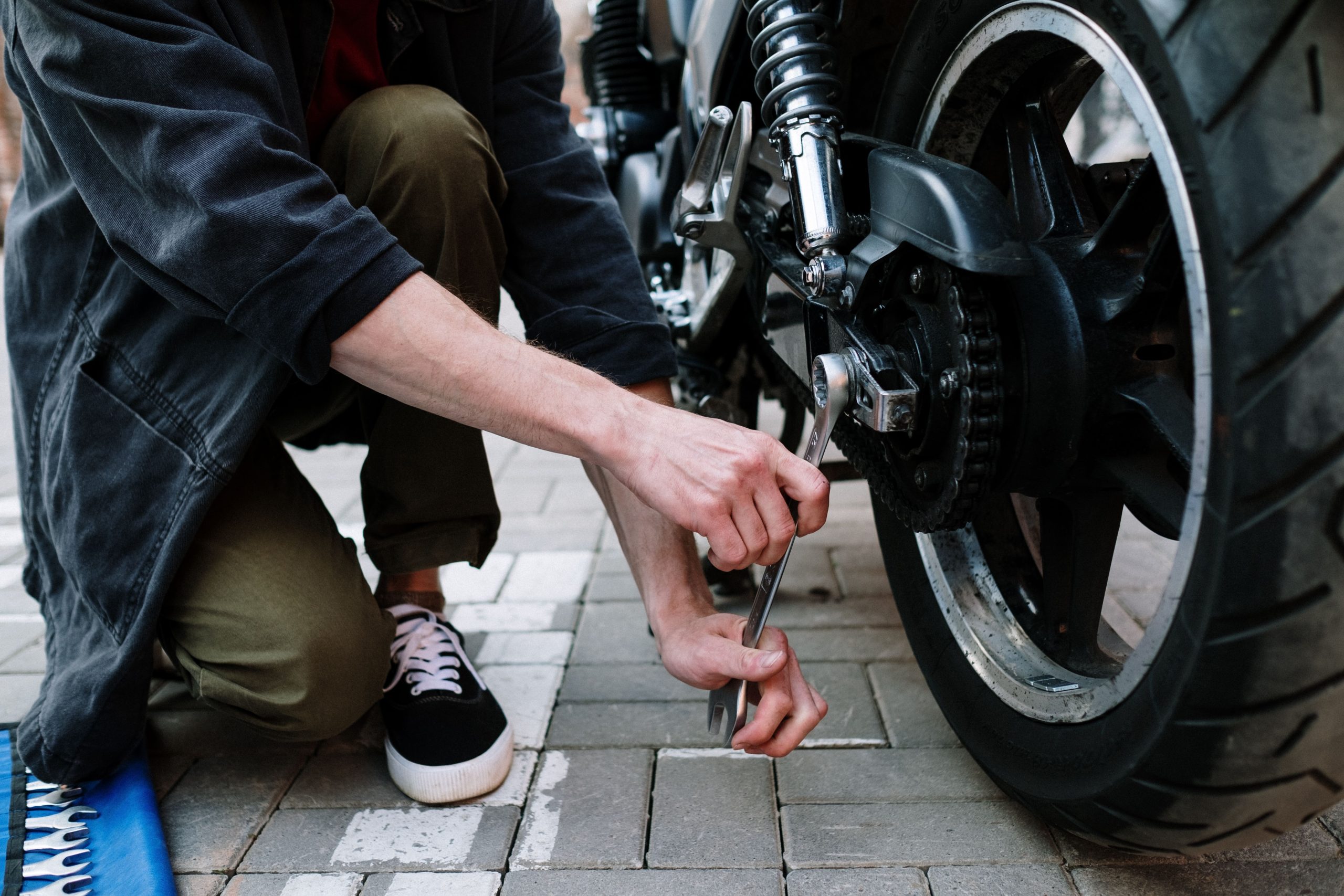 Mécanicien ajustant roue Ducati clé