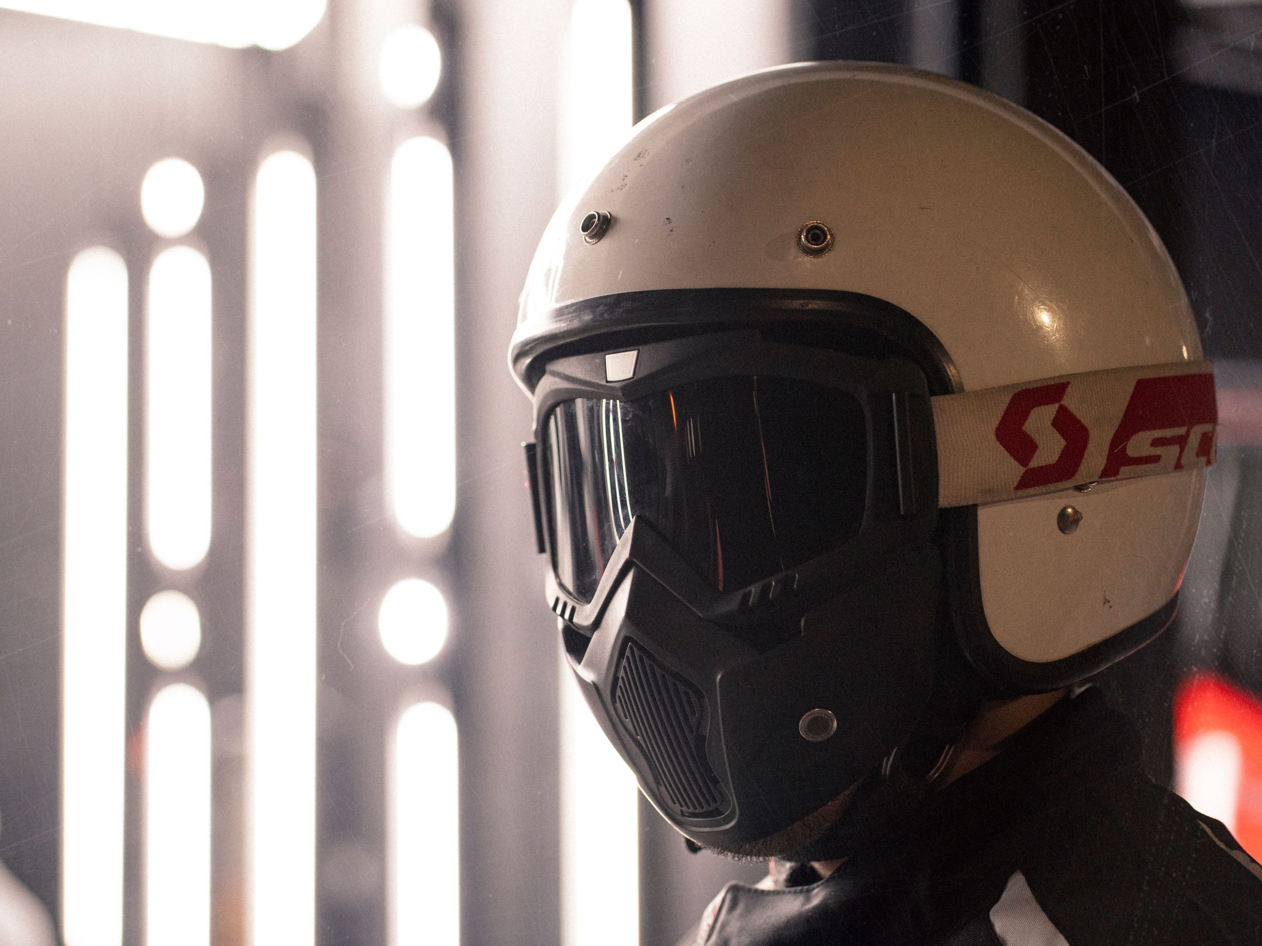 Motard portant casque de protection professionnel