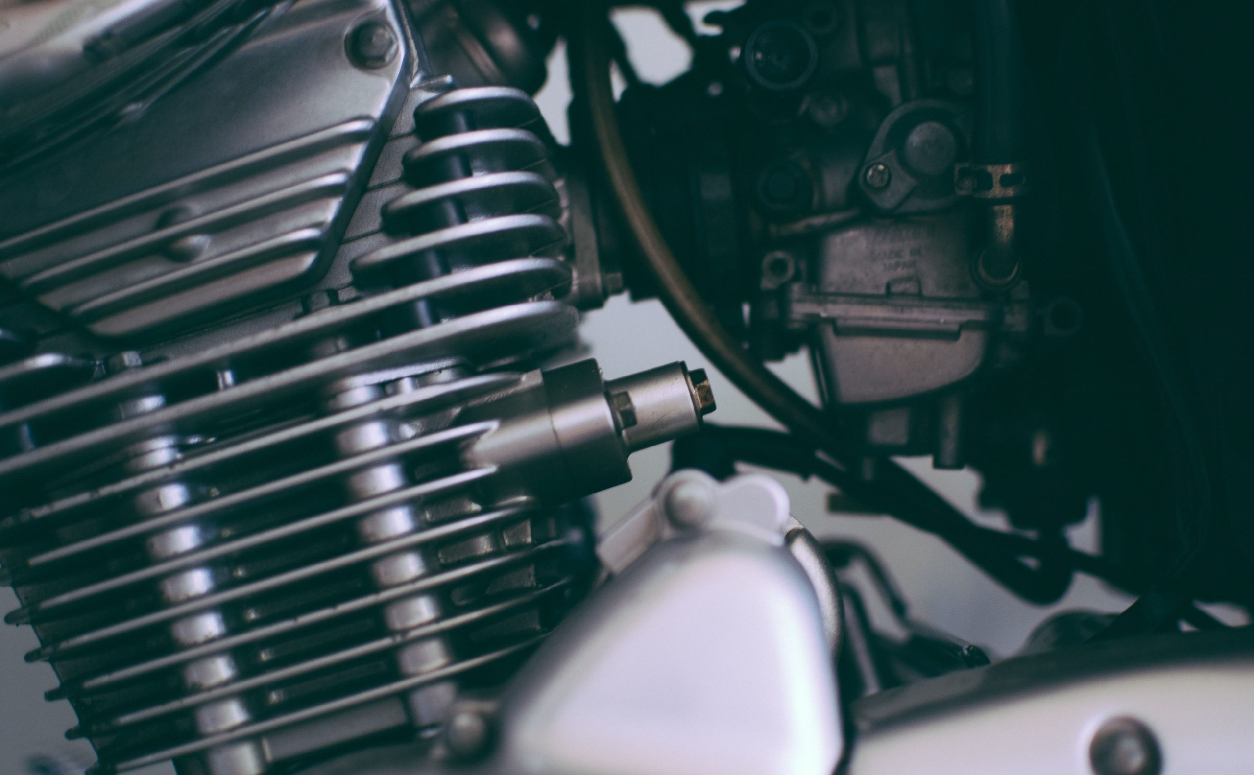 Composants métalliques brillants moteur moto