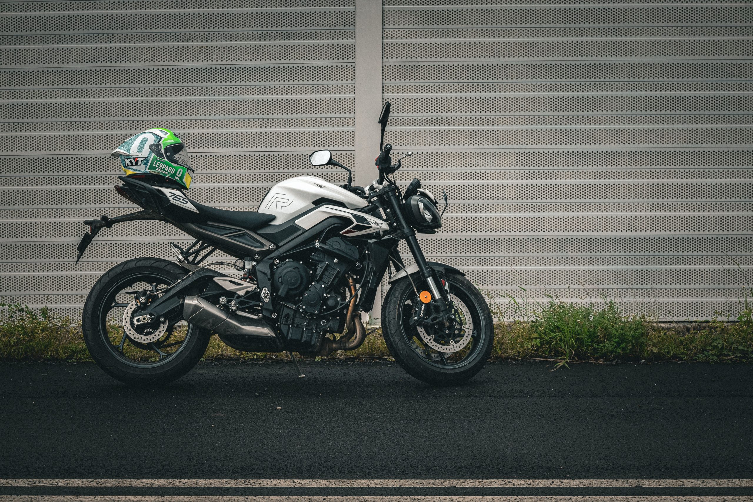 Moto sportive blanche vue latérale moderne
