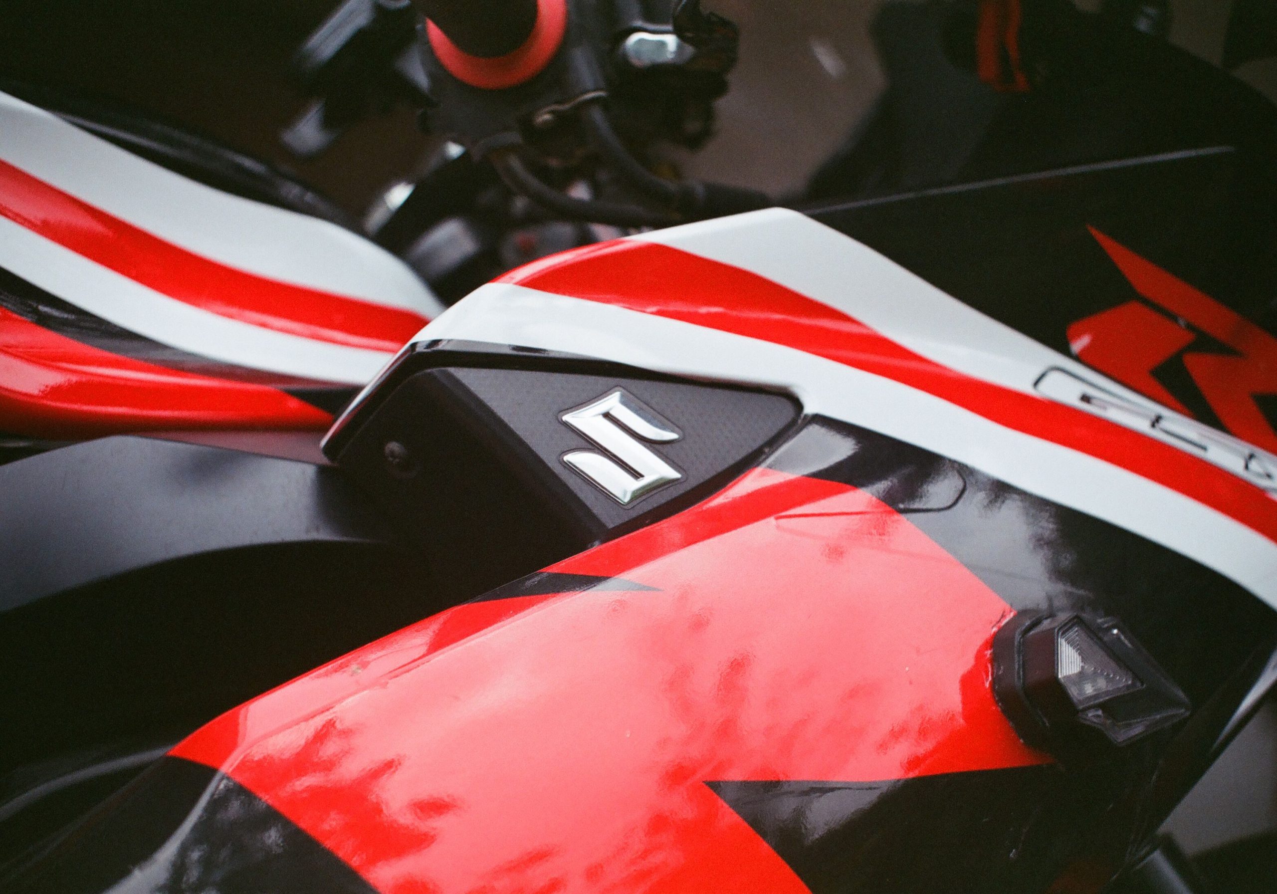Réservoir rouge et noir avec design agressif