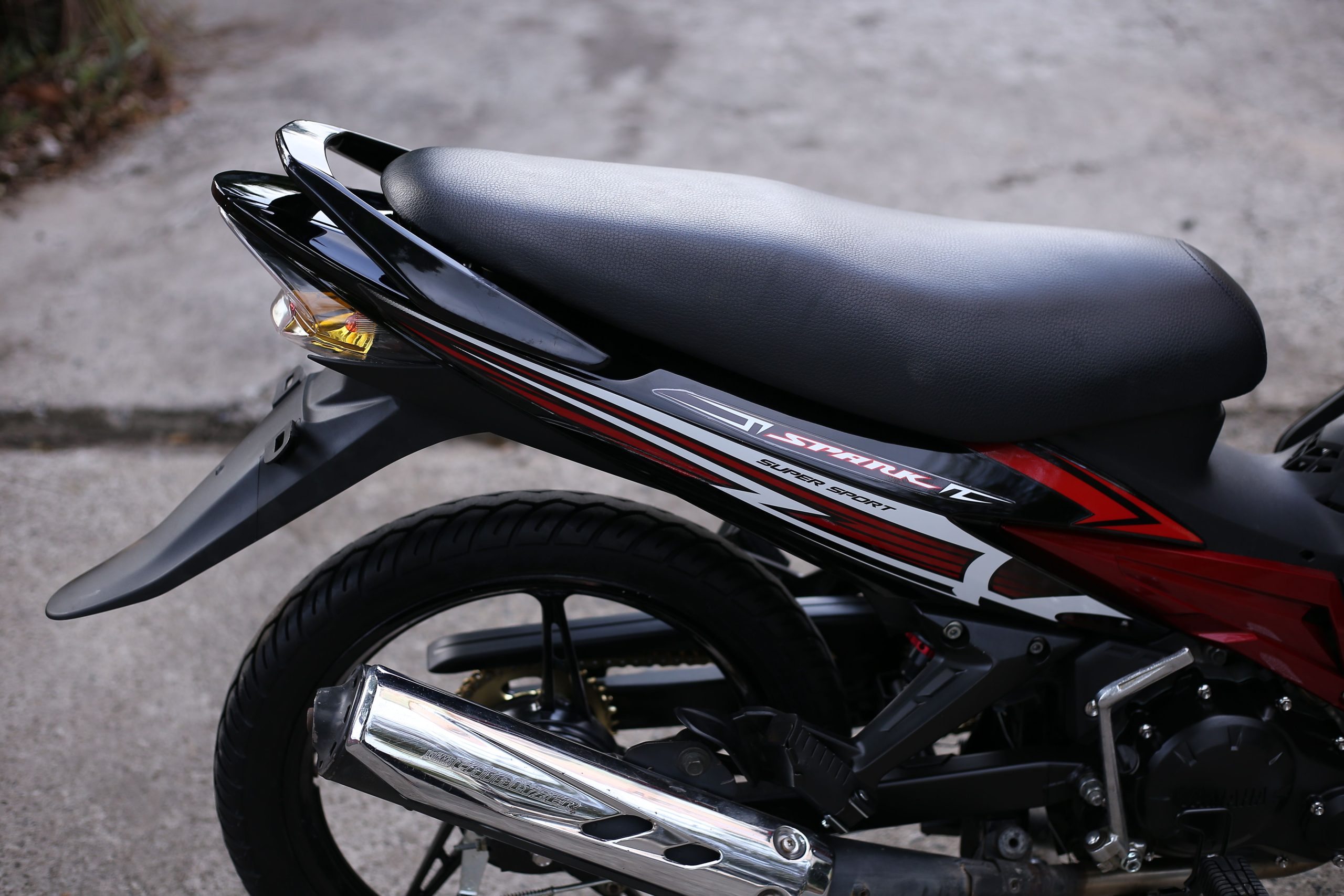 Selle stylisée aux accents rouge et noir