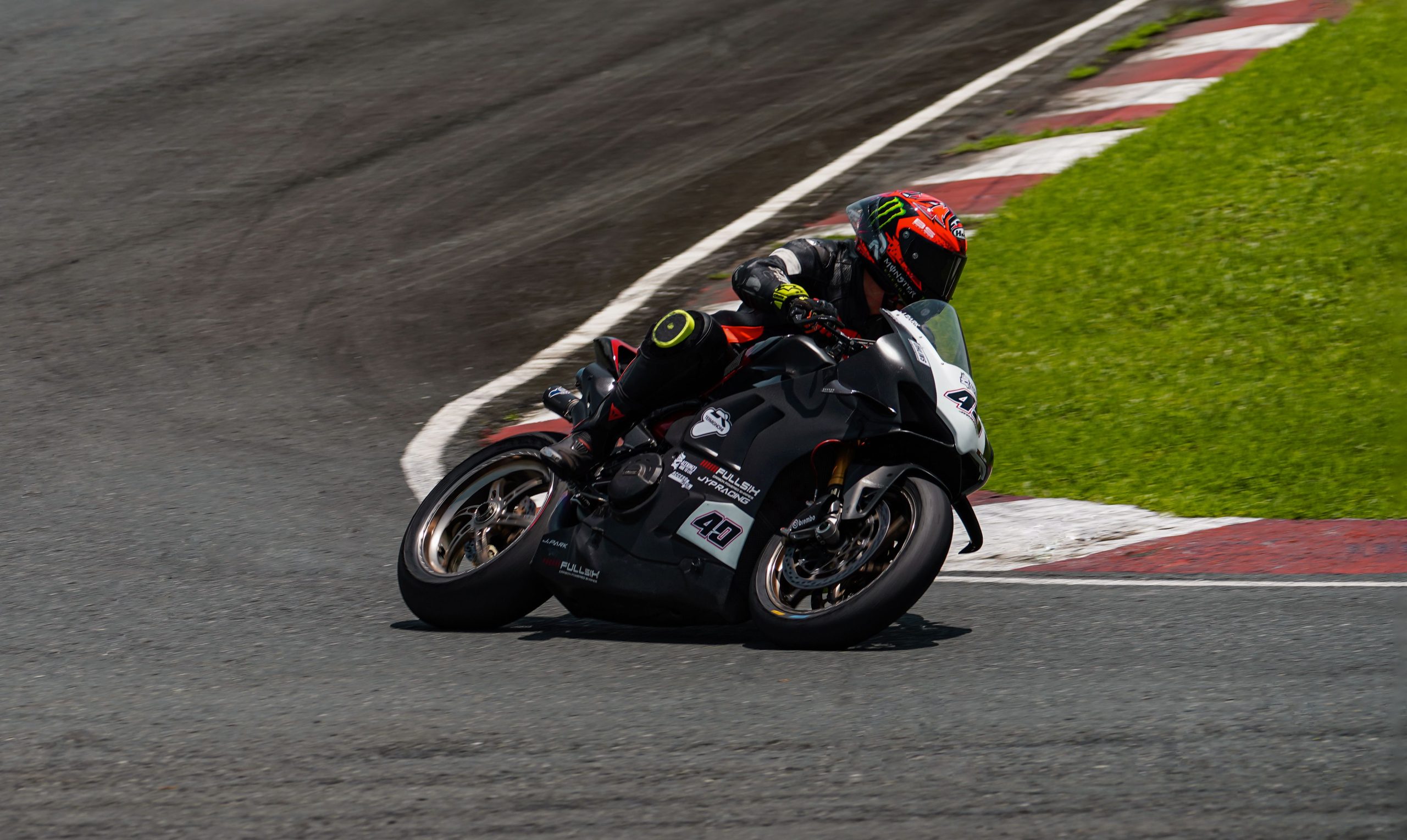 Motard en virage sur piste Batangas