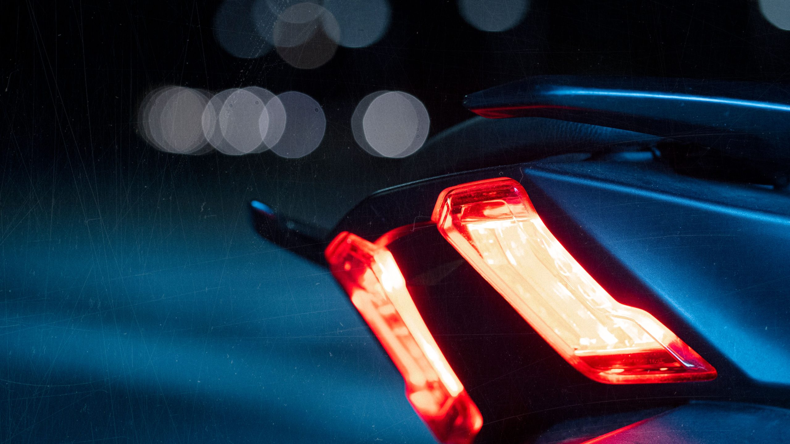 Feu arrière moto brillant la nuit bokeh