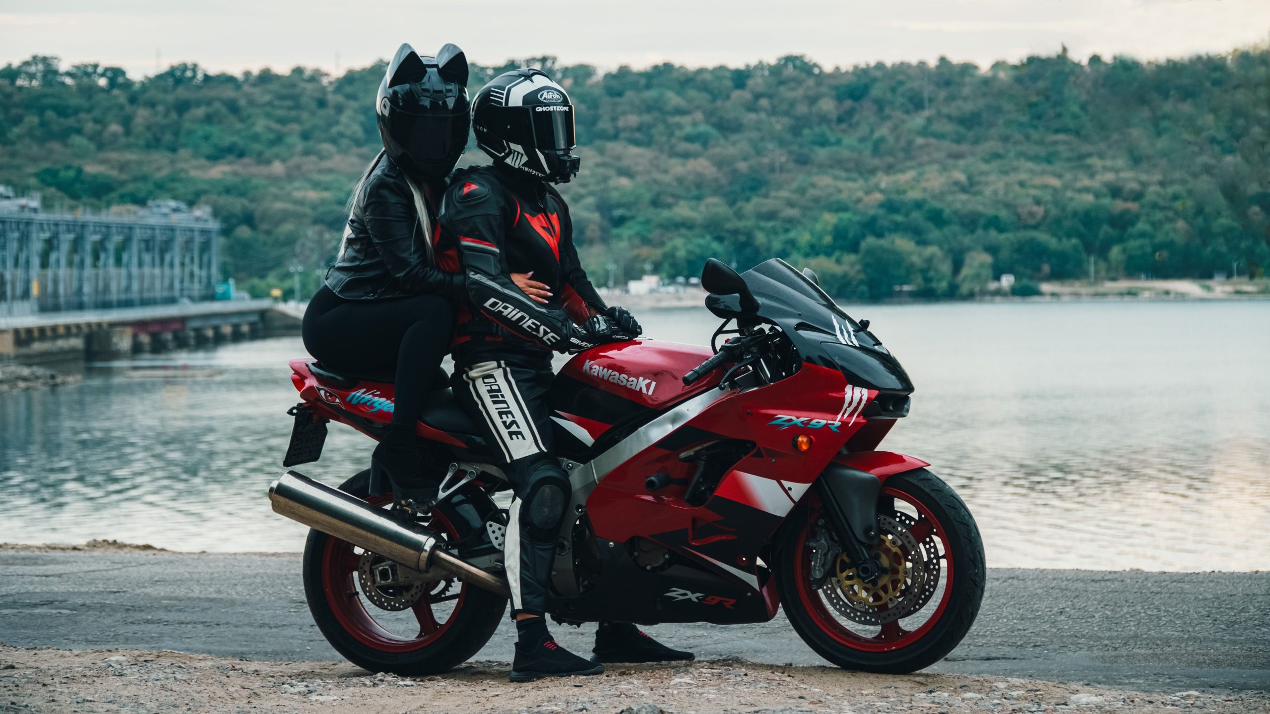 Deux motocyclistes rouge Kawasaki bord lac