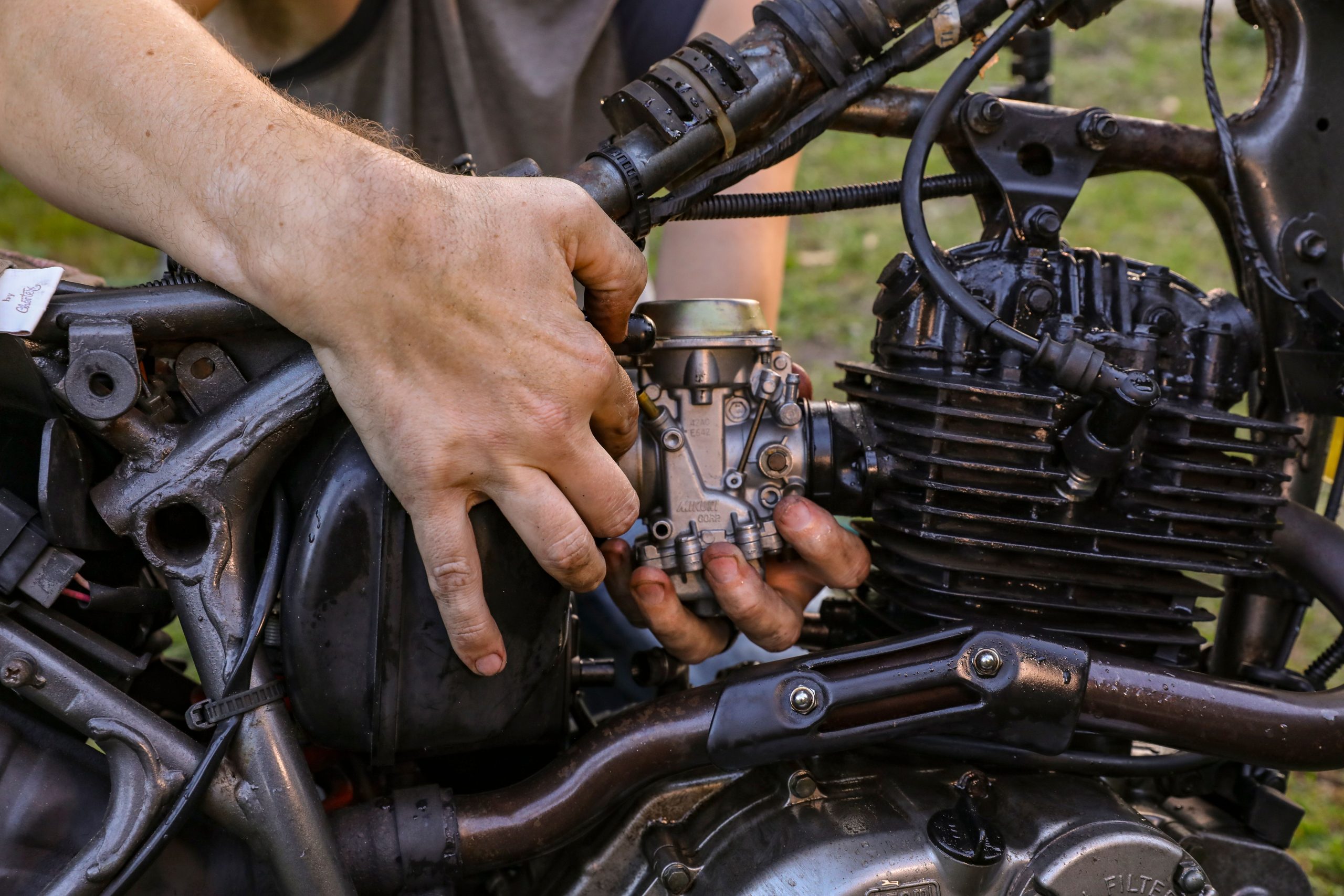 Mains mécanicien réparant moteur moto