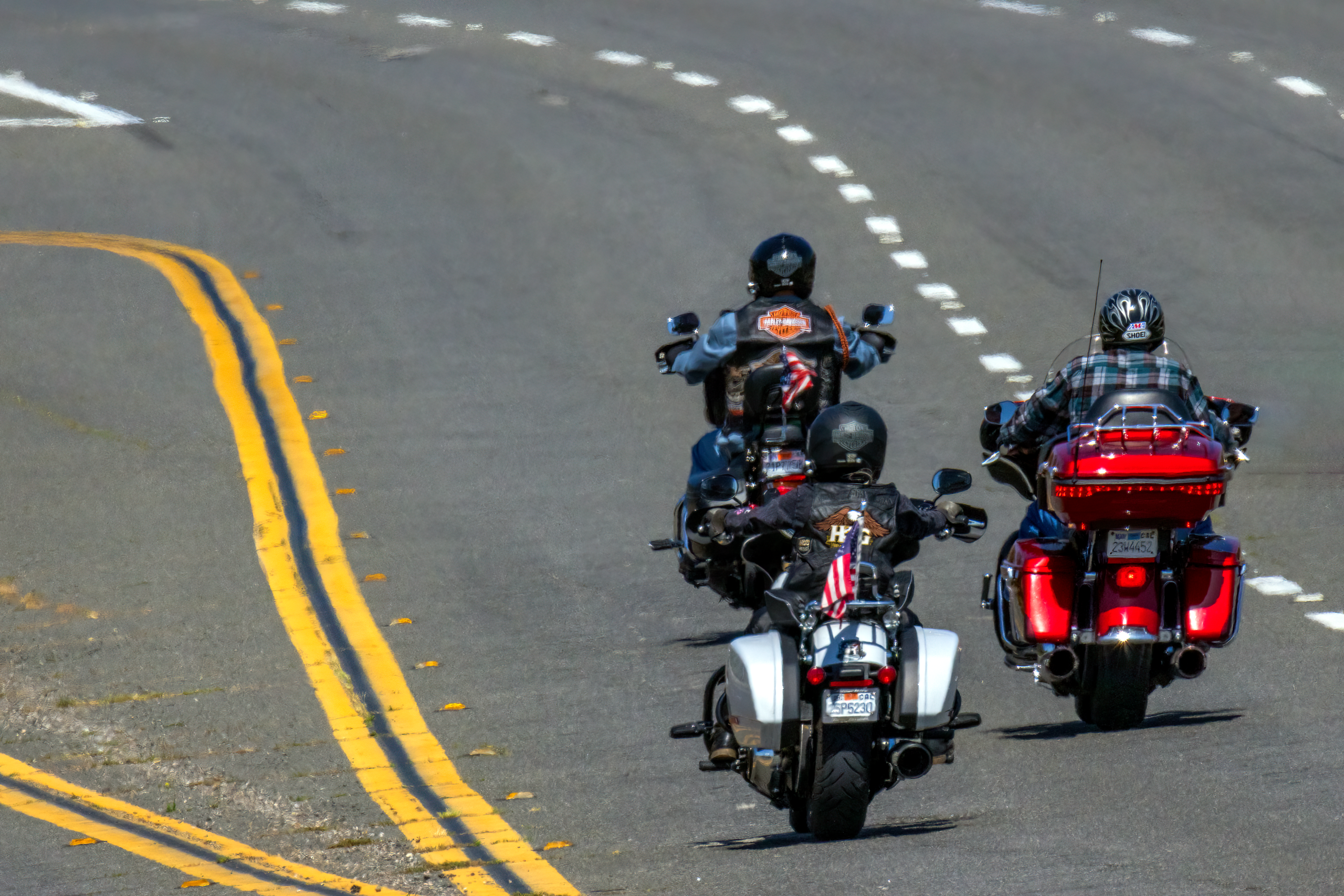 Trois motards roulant ensemble sur autoroute