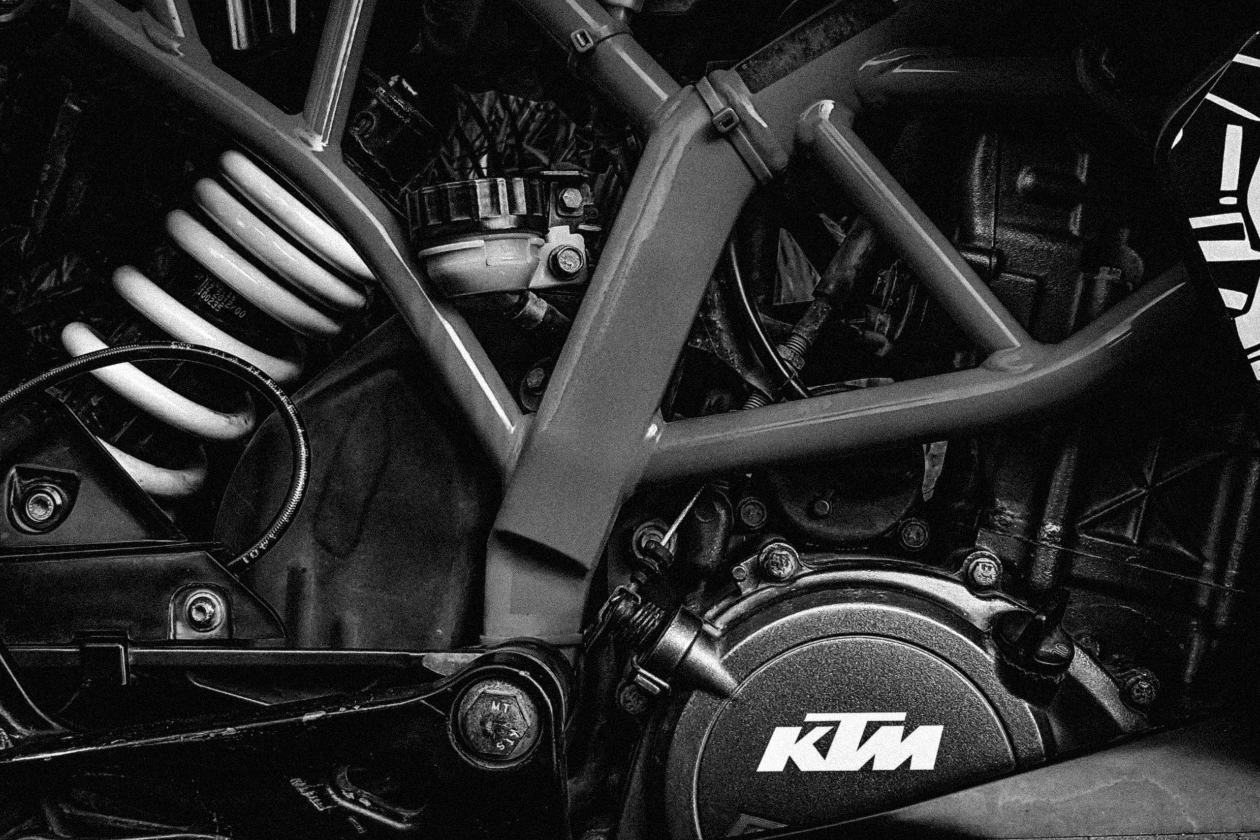 Moteur KTM noir blanc détail mécanique