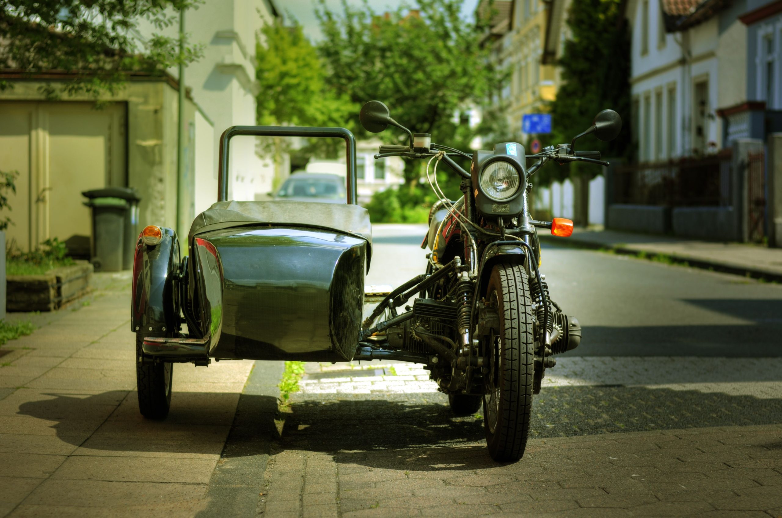 Moto classique avec side-car en ville