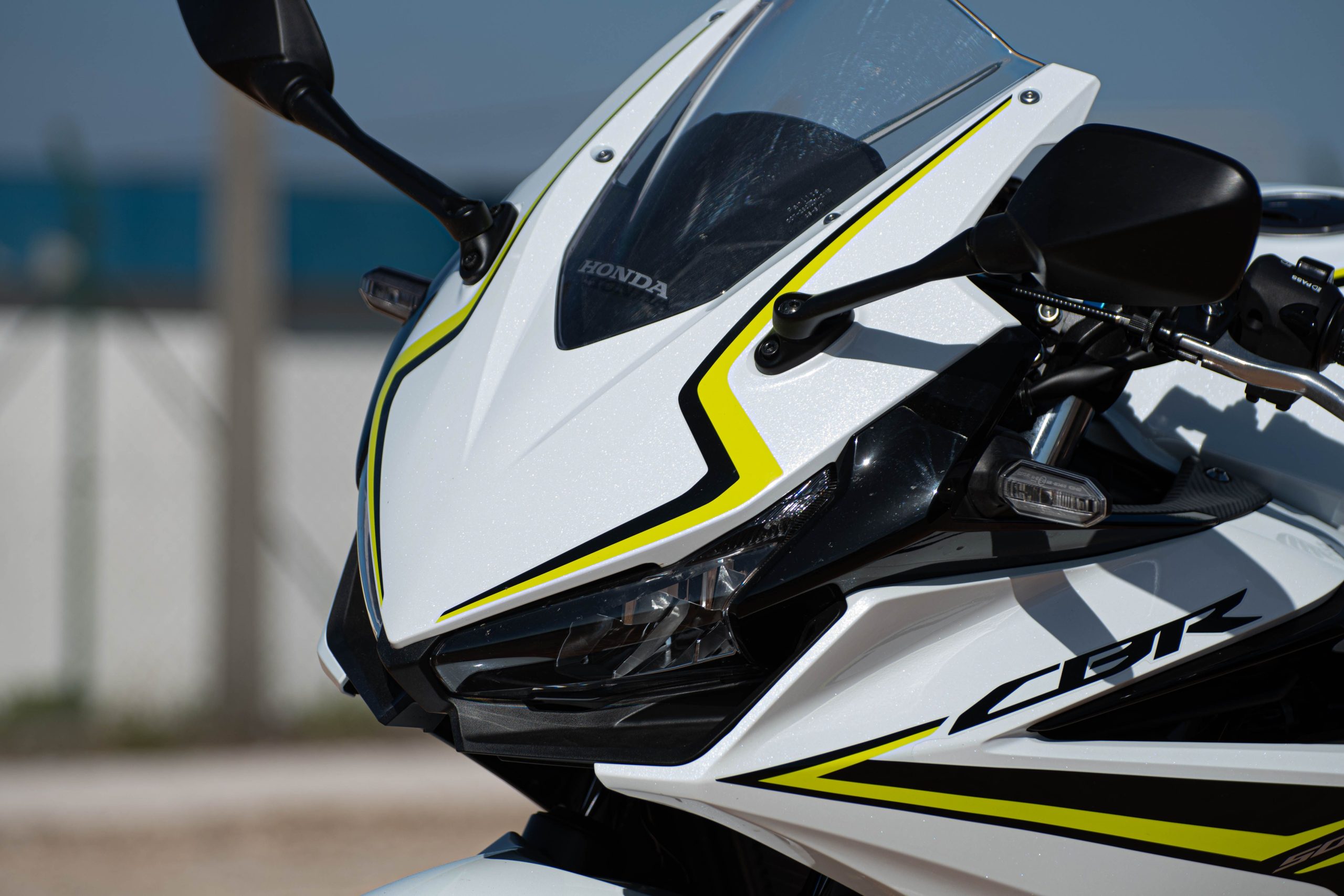 Gros plan design blanc épuré moto