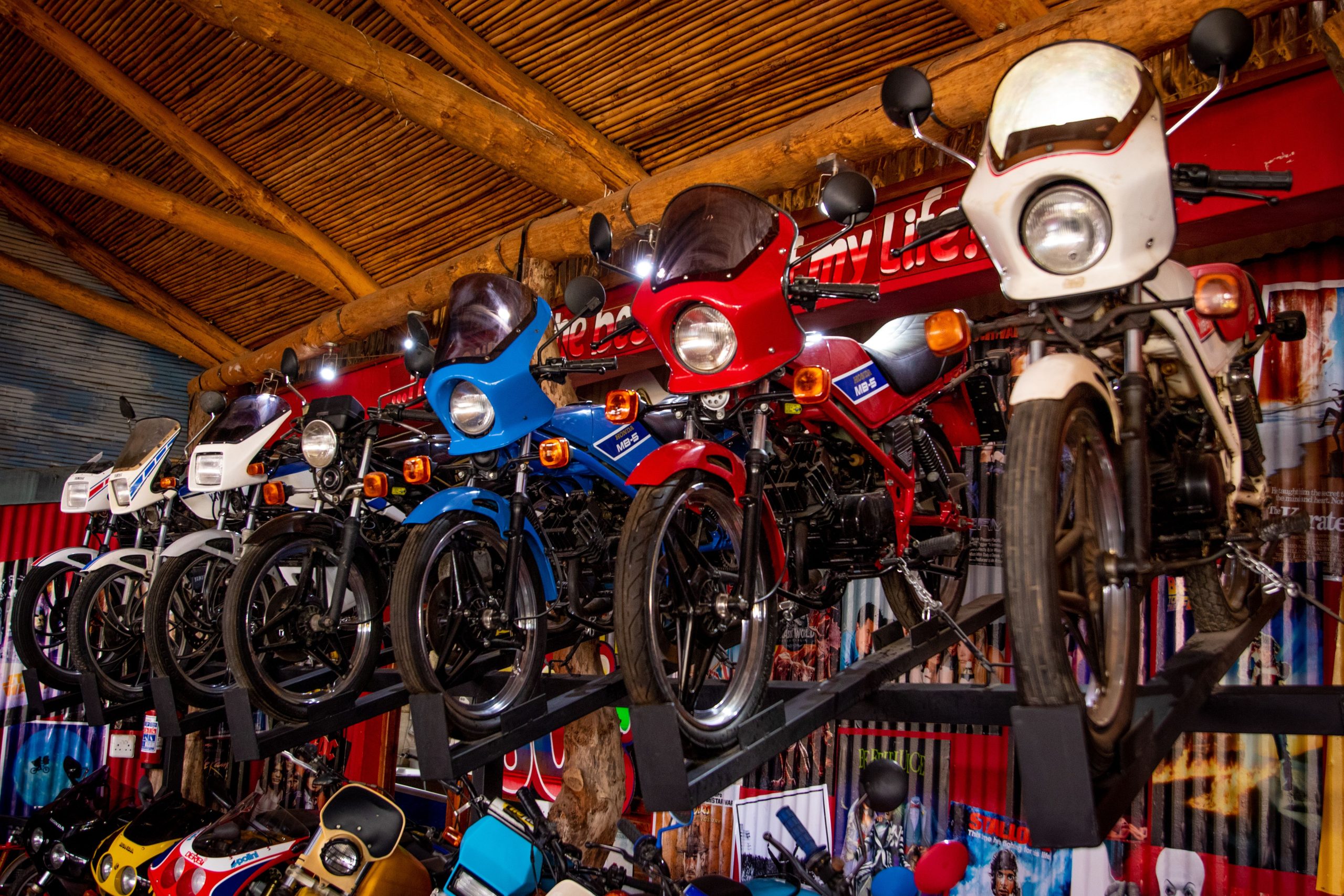 Collection de motos classiques dans un garage rustique