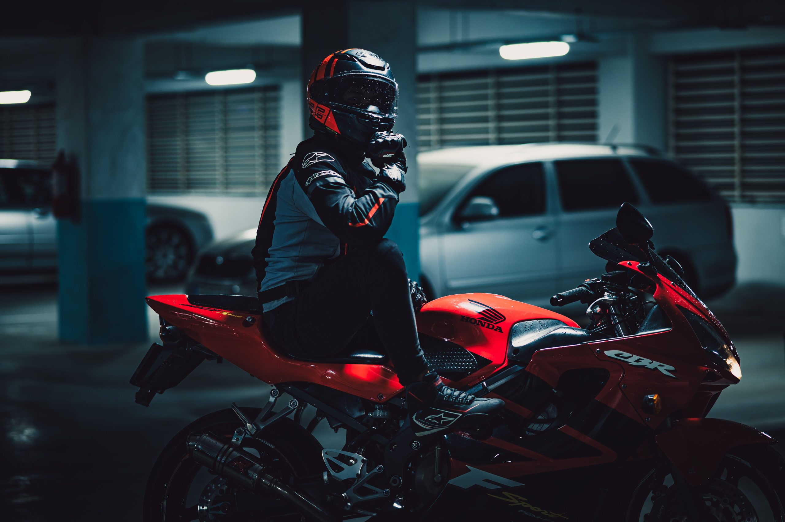 Motocycliste équipé protection moto sport rouge