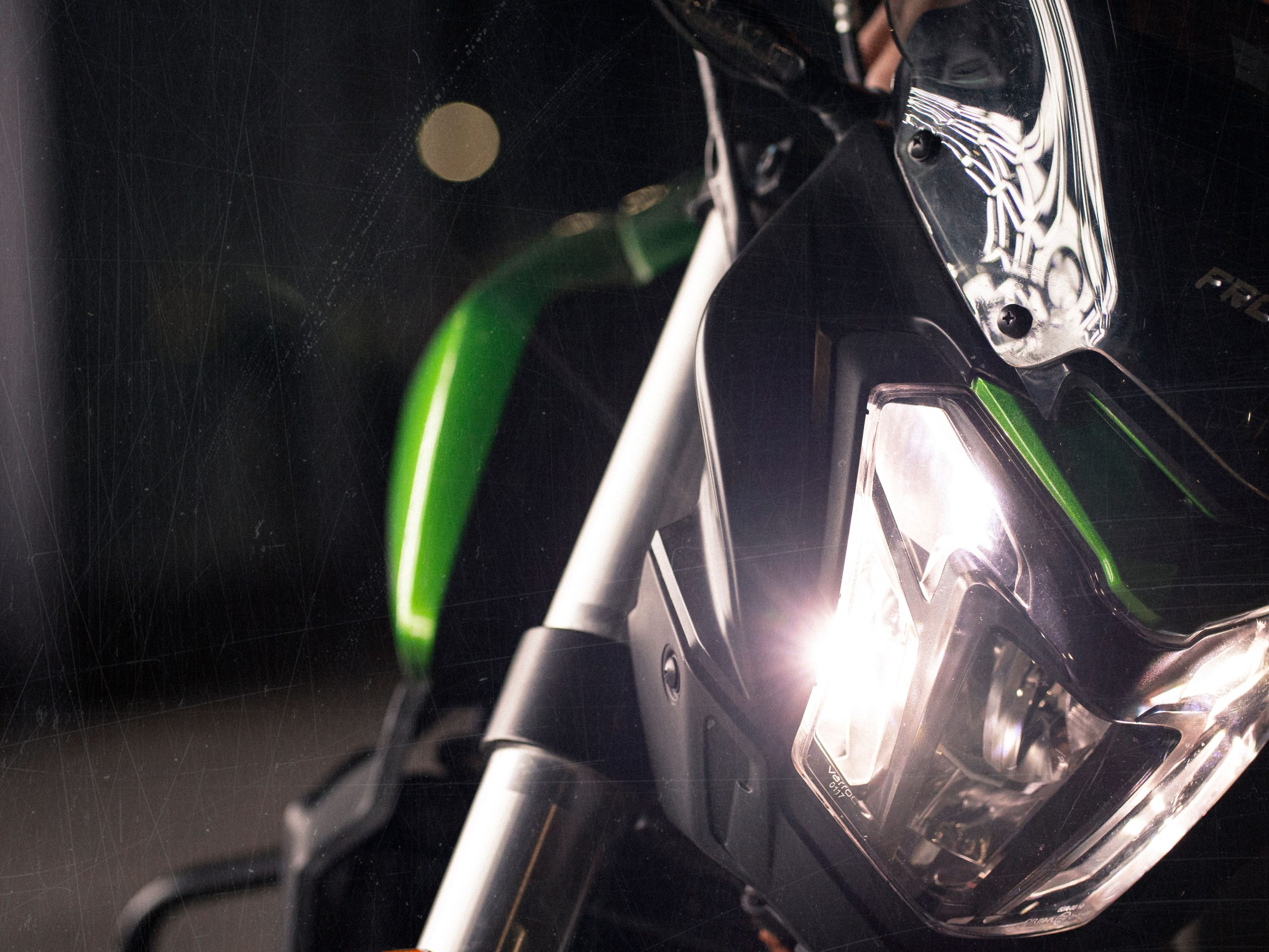 Phare avant moto sport illuminé la nuit