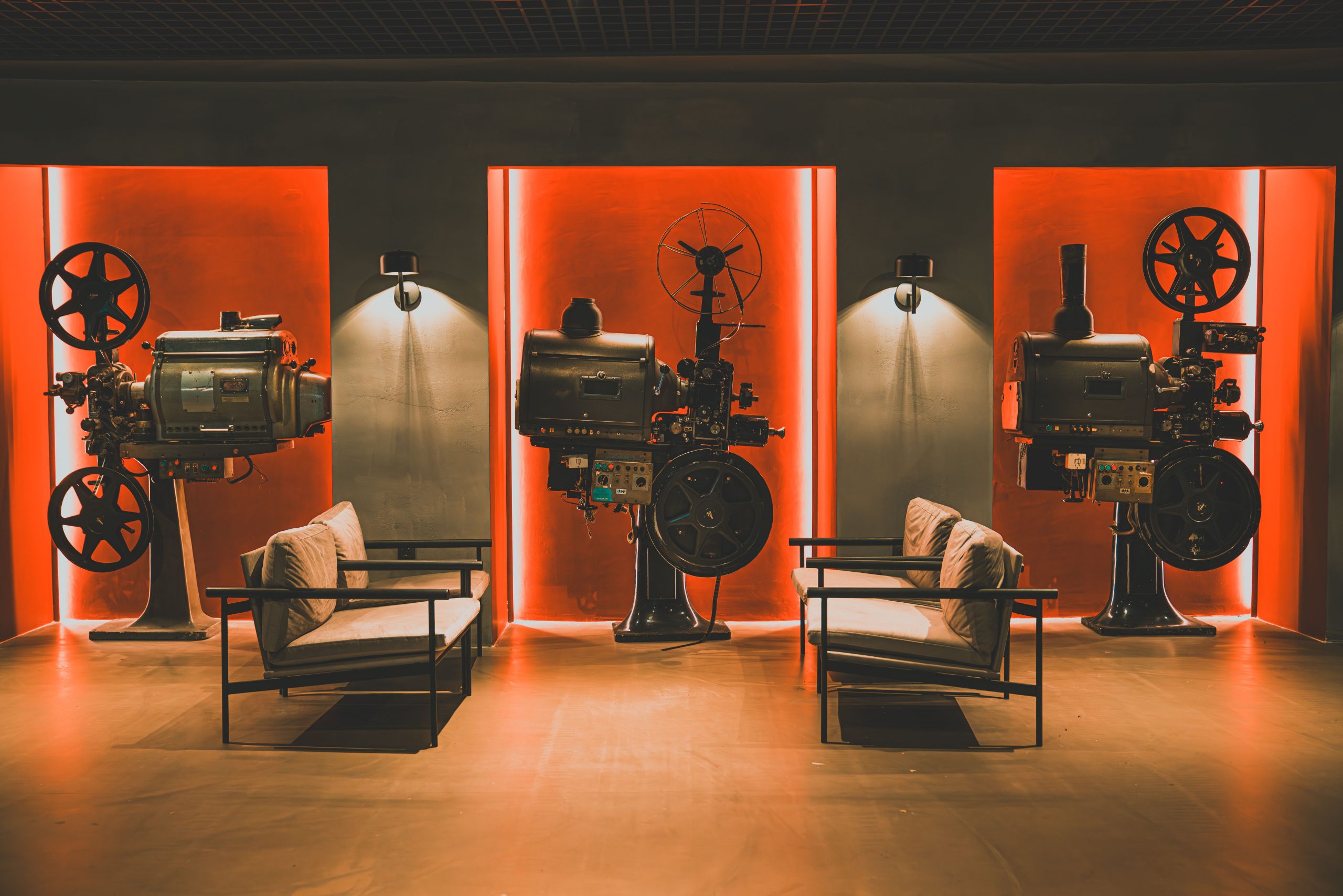 Salle cinéma rétro avec projecteurs et sièges confortables