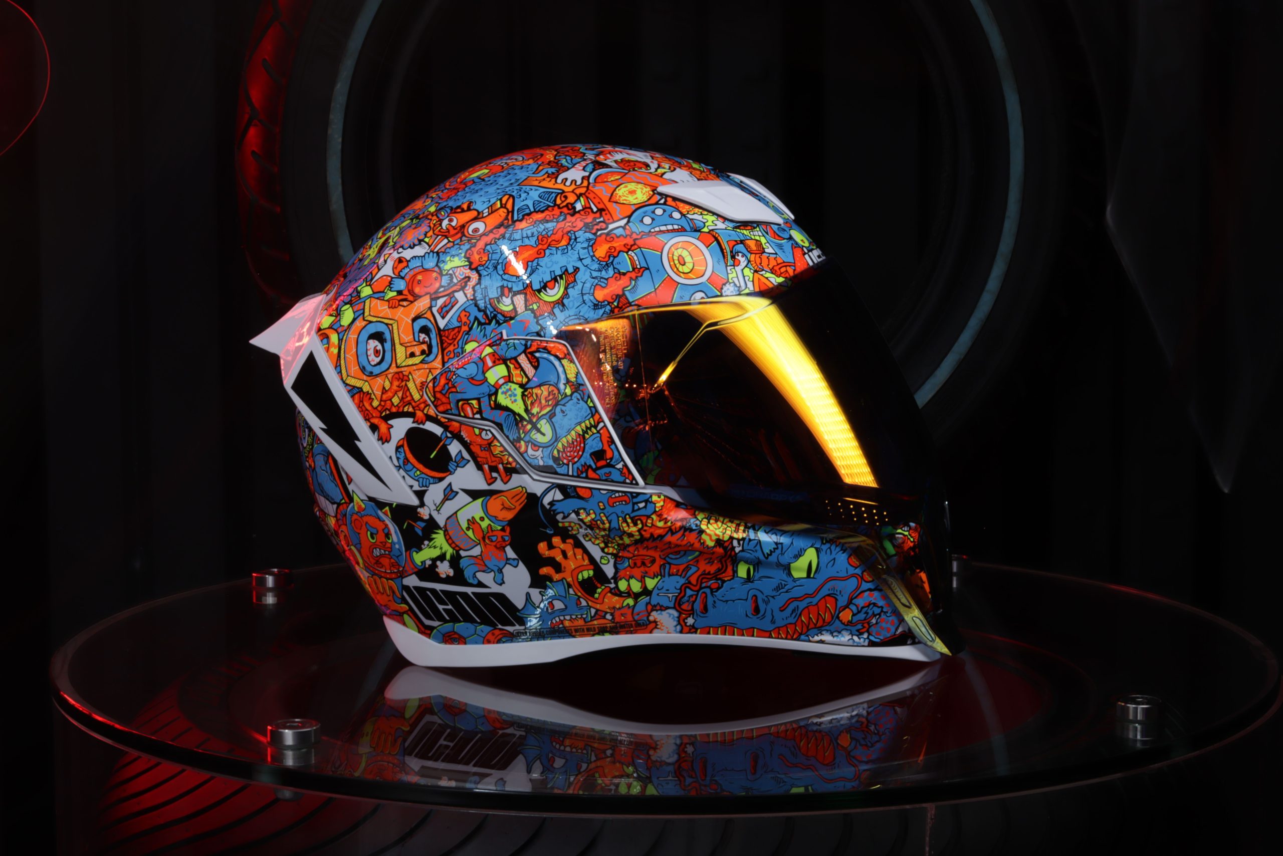 Casque moto coloré avec motifs abstraits