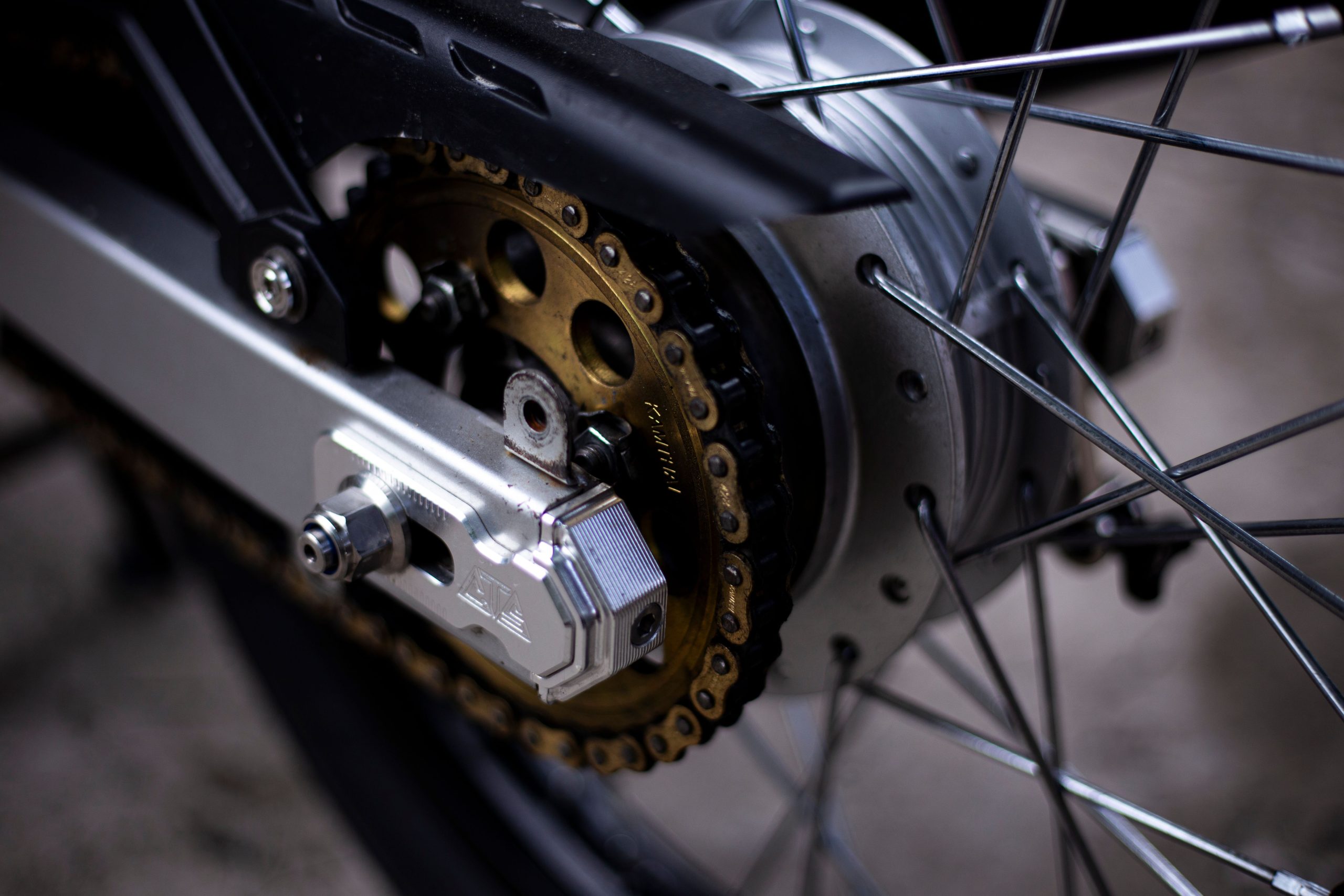 Roue arrière moto chaîne pignon extérieur