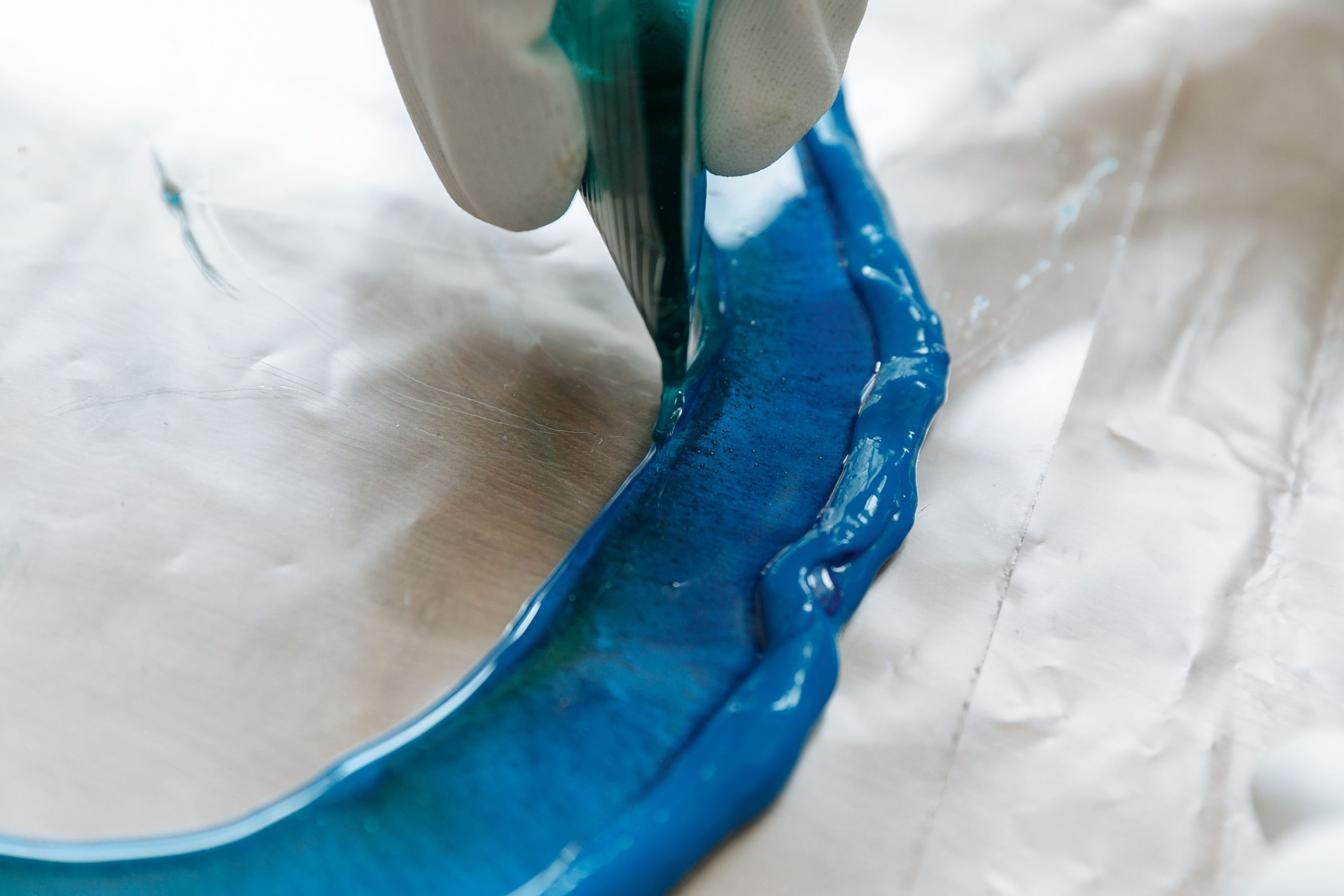 Versage résine bleue dans projet artistique