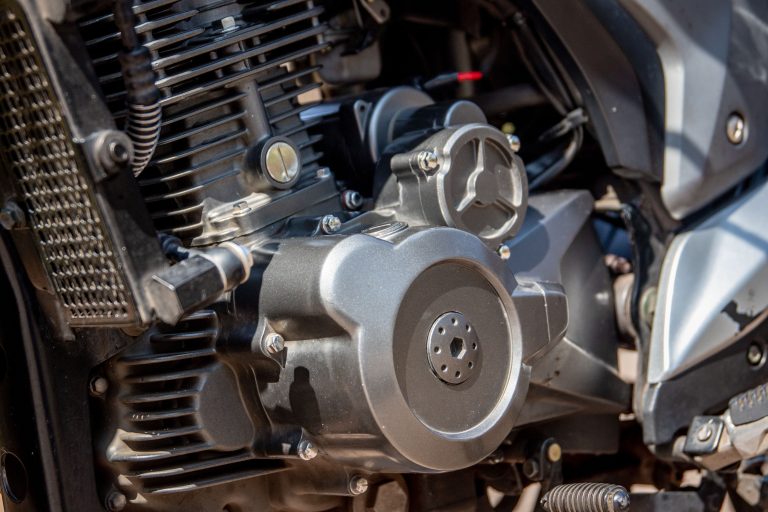 Volant moteur moto : à quoi ça sert vraiment ?