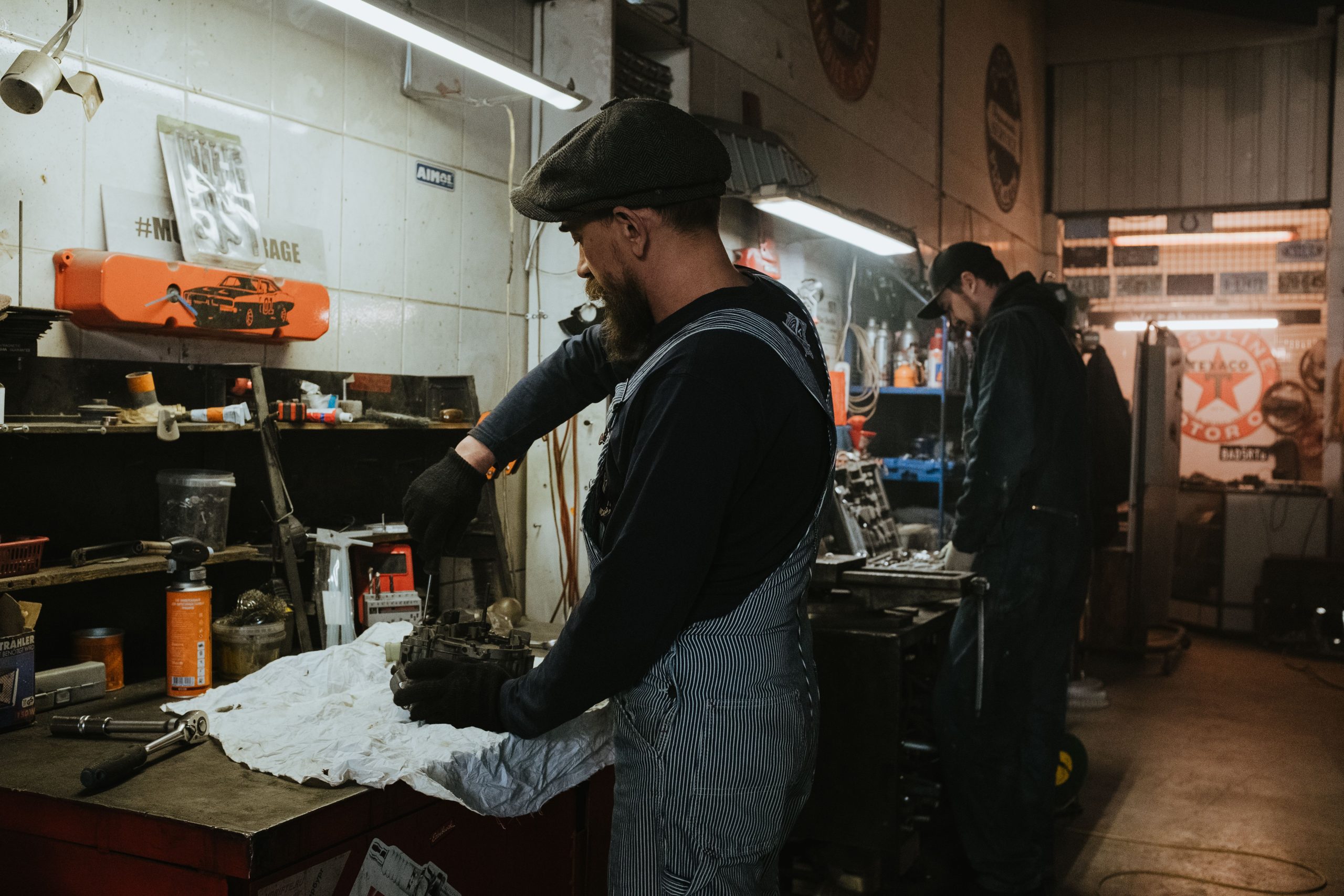 Deux mecaniciens travaillant garage reparation