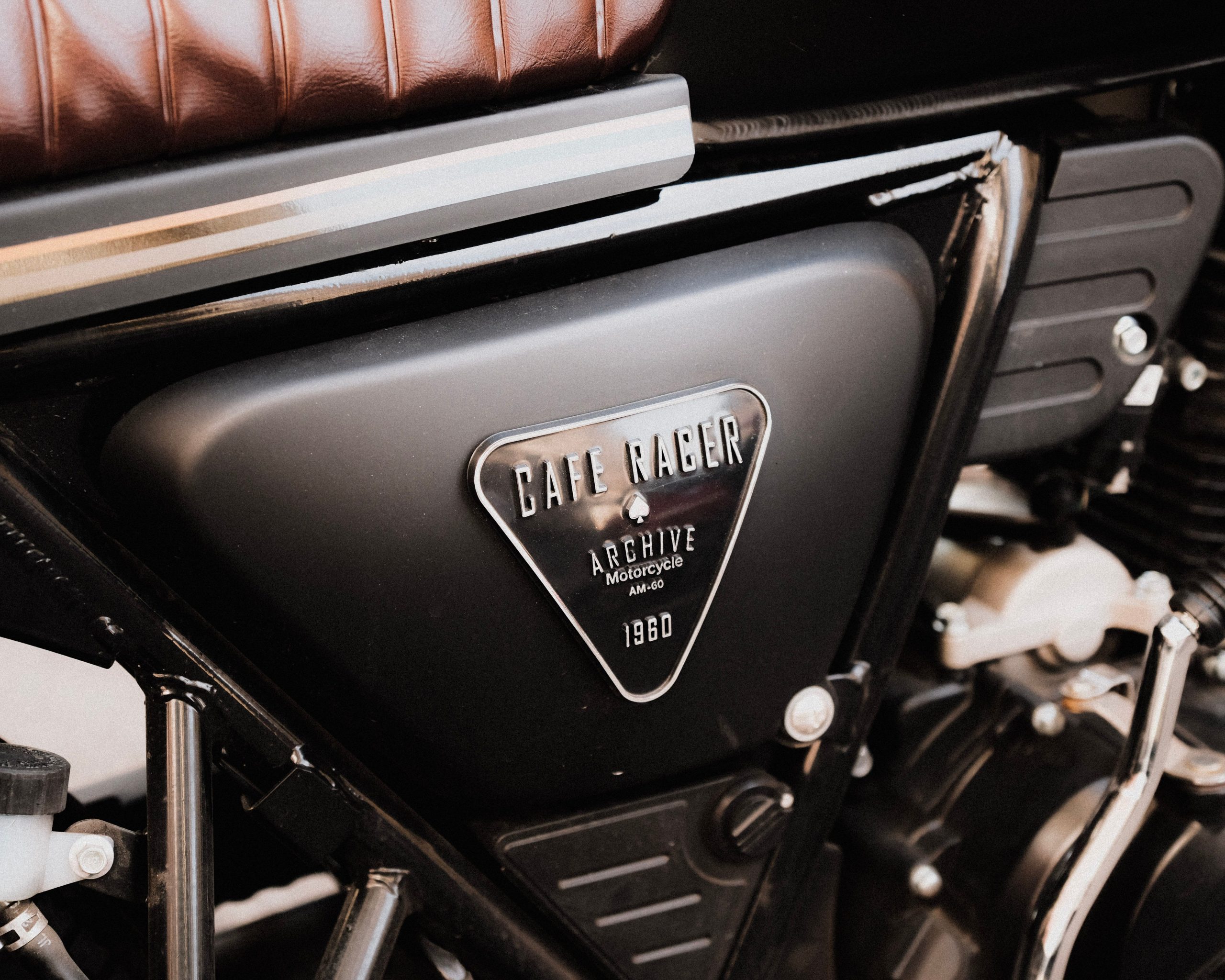 Siege cuir vintage detail cafe racer moto