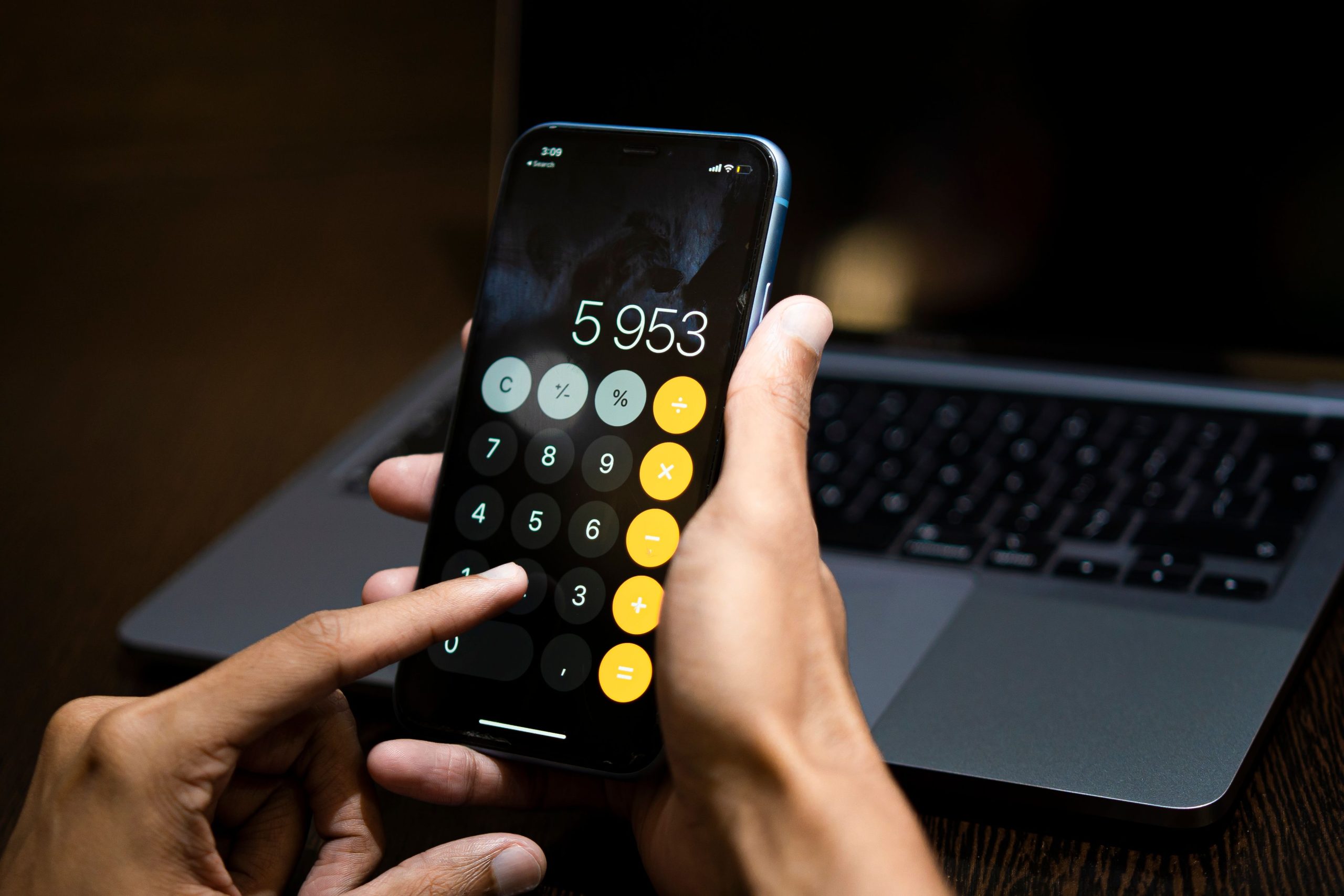 Personne utilisant une calculatrice sur smartphone