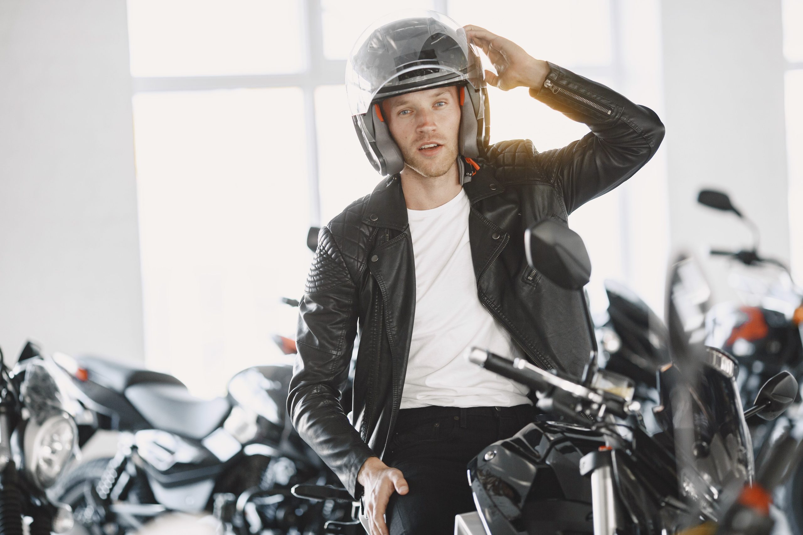 Motard en équipement de protection