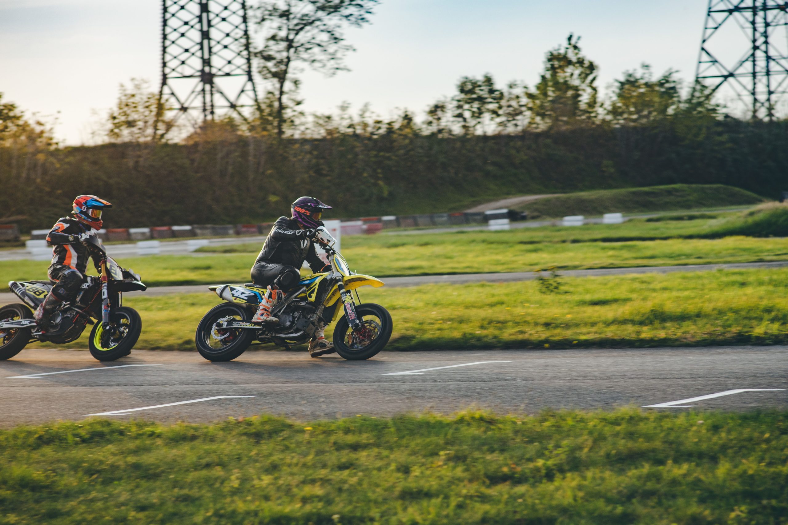 Deux motards en compétition sur circuit extérieur