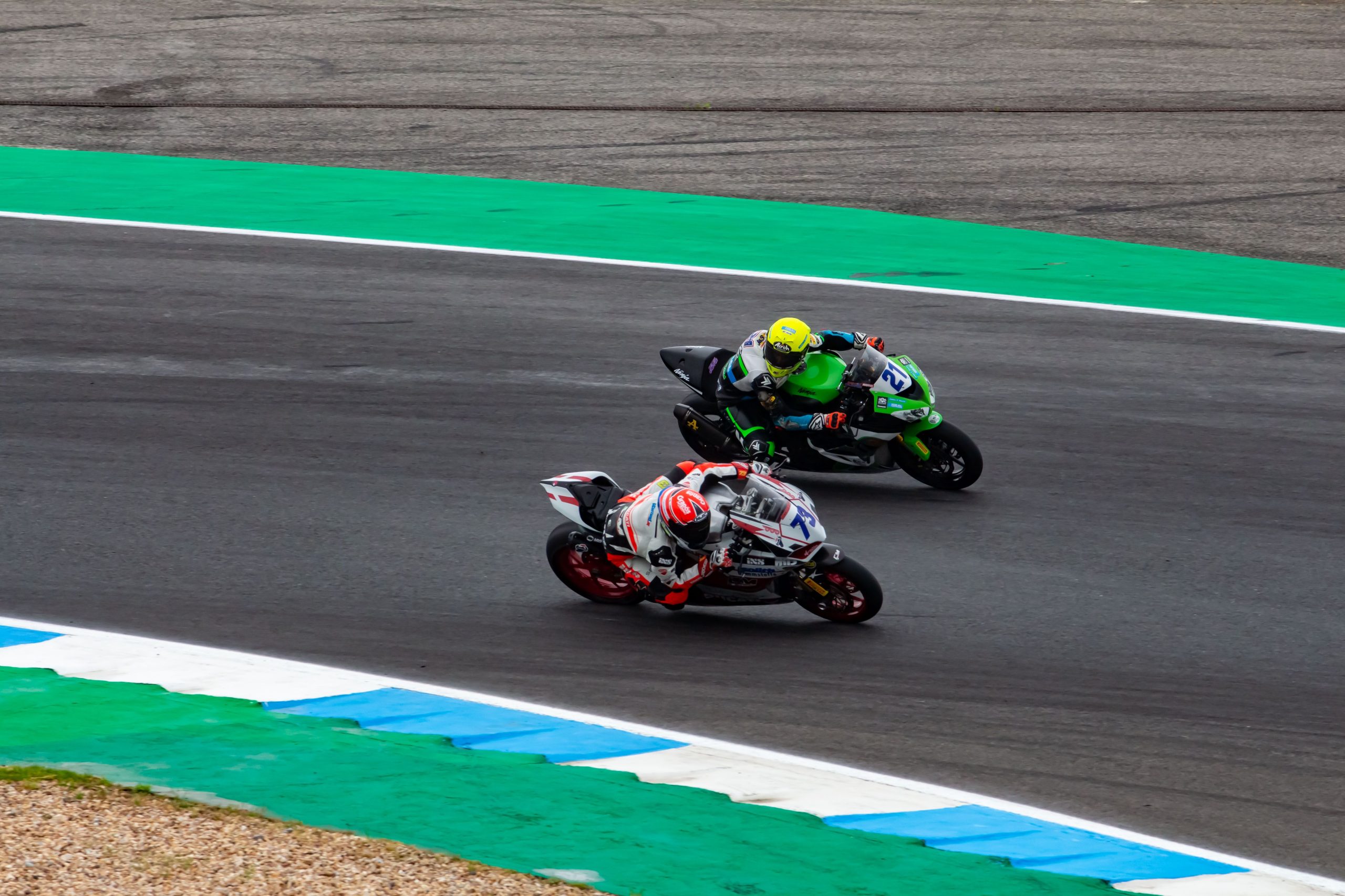 Motards en course lors événement motorsport Portugal