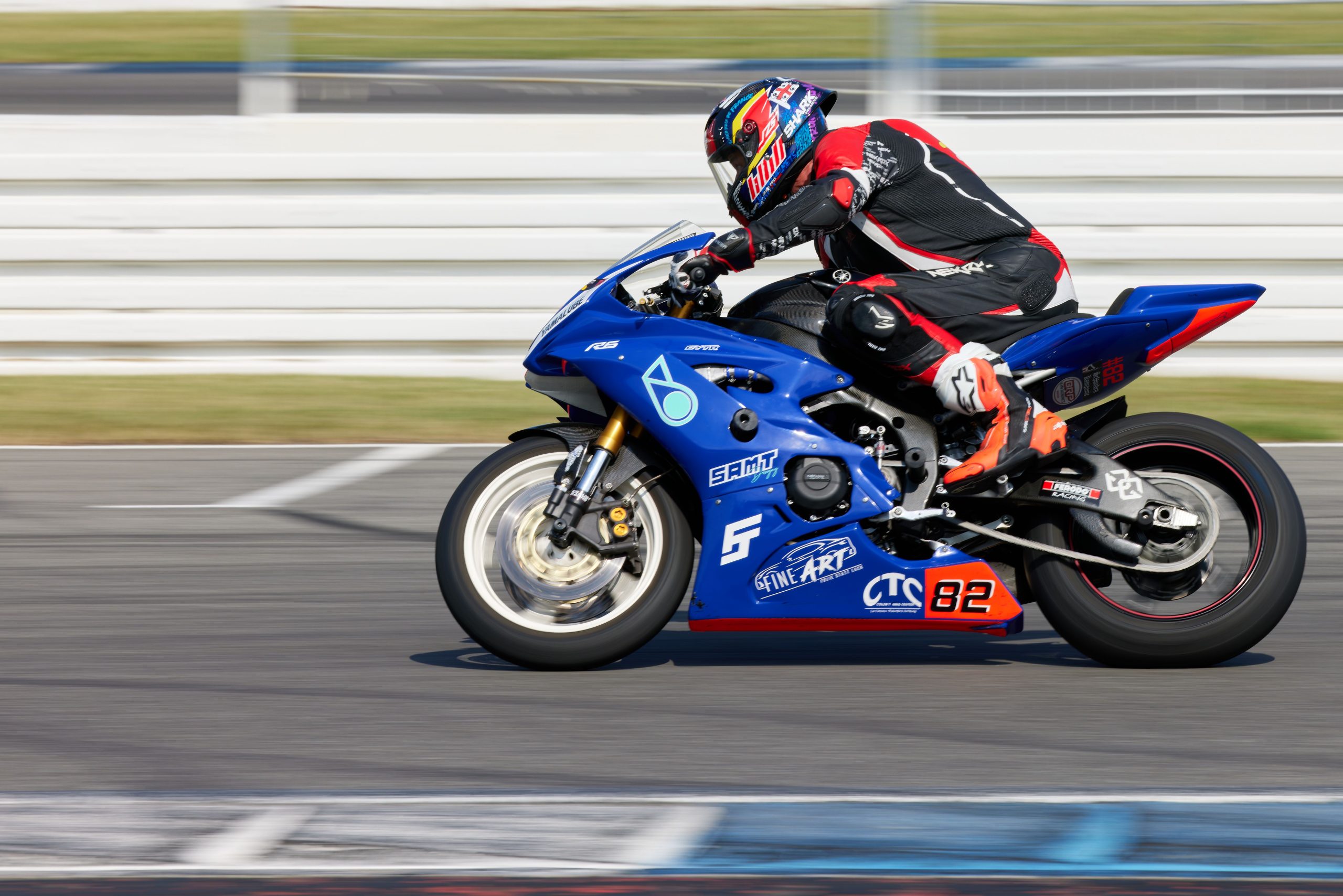 Moto de course dynamique sur circuit Hockenheim