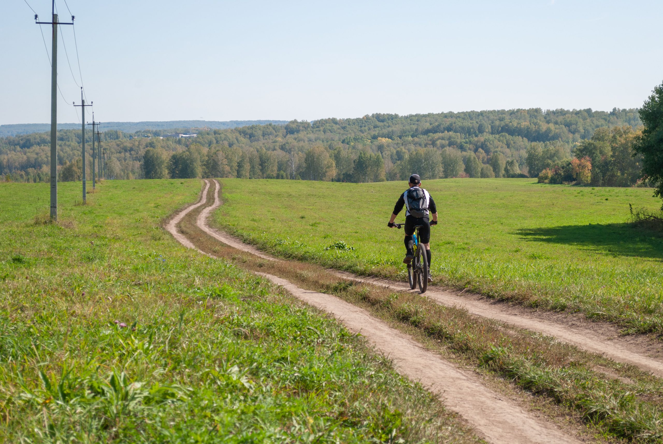 Cycliste explore sentier rural champagne forêt ciel dégagé