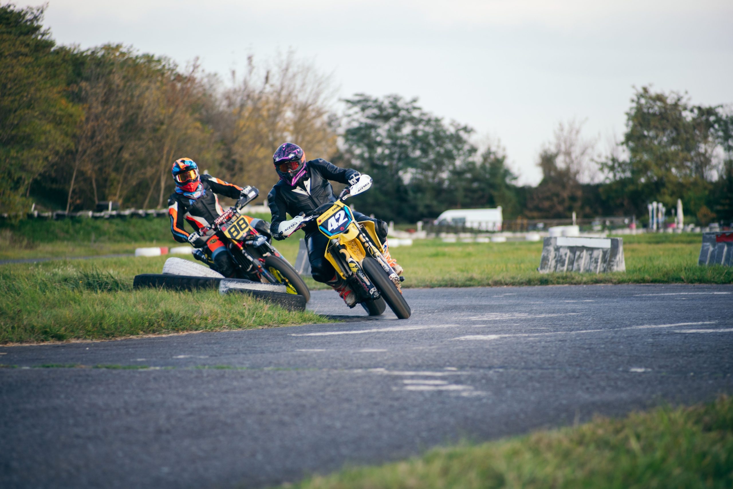 Deux motocyclistes compétition vitesse et mouvement