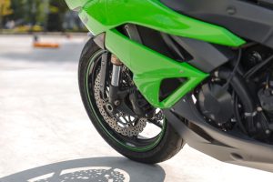 Jante carbone moto : quels avantages concrets pour toi ?