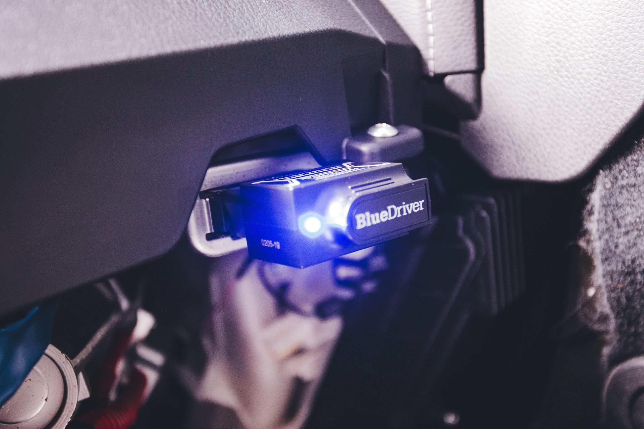 Outil diagnostic électronique BlueDriver branché sur automobile