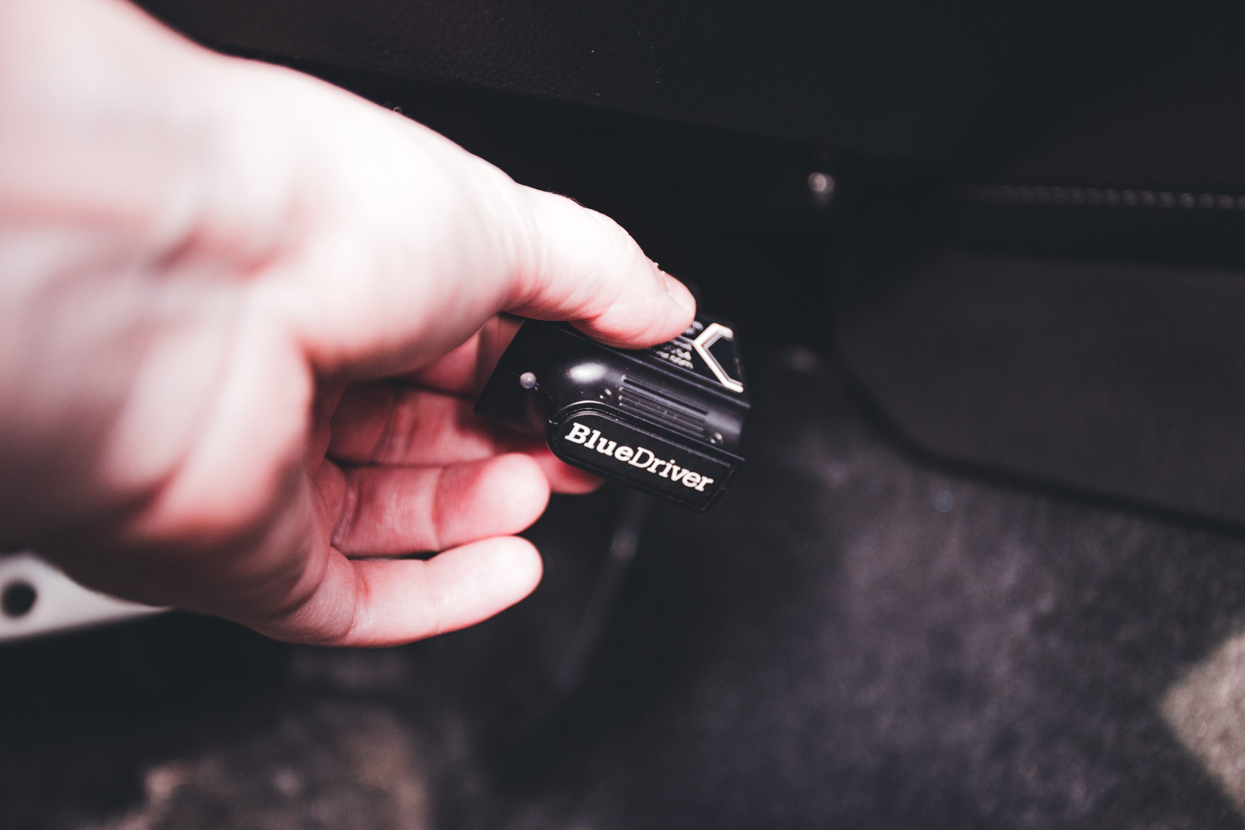 Main connectant appareil diagnostic BlueDriver dans véhicule