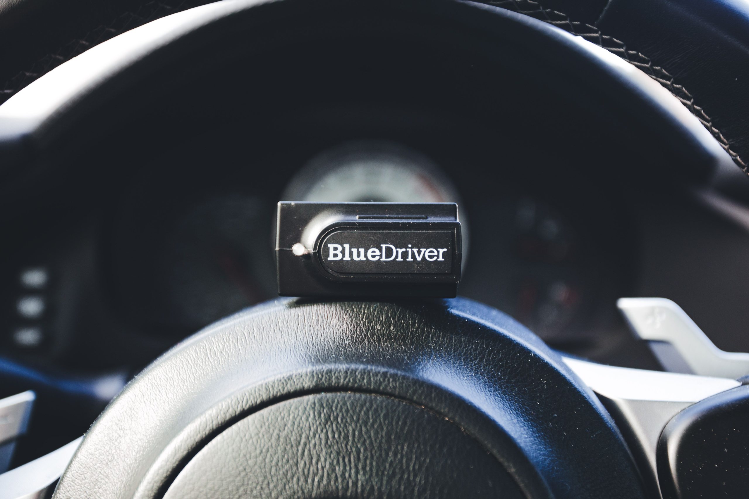 Lecteur code BlueDriver posé sur volant automobile