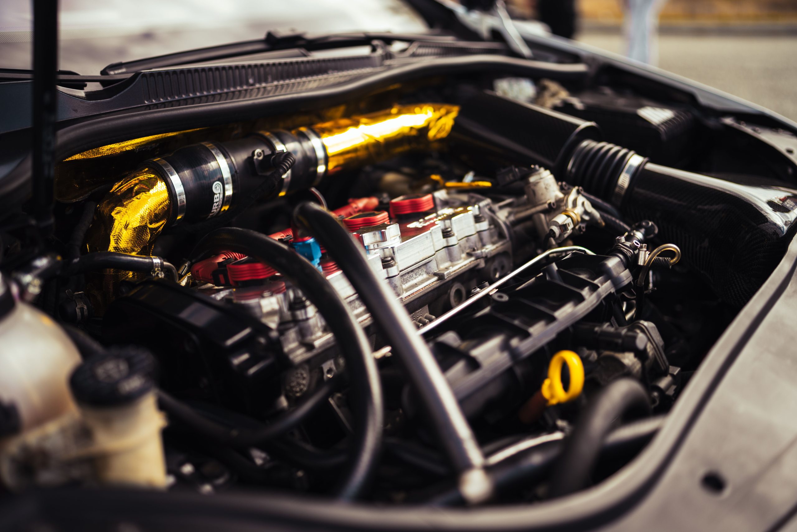Moteur haute performance révélant mécanisme précis
