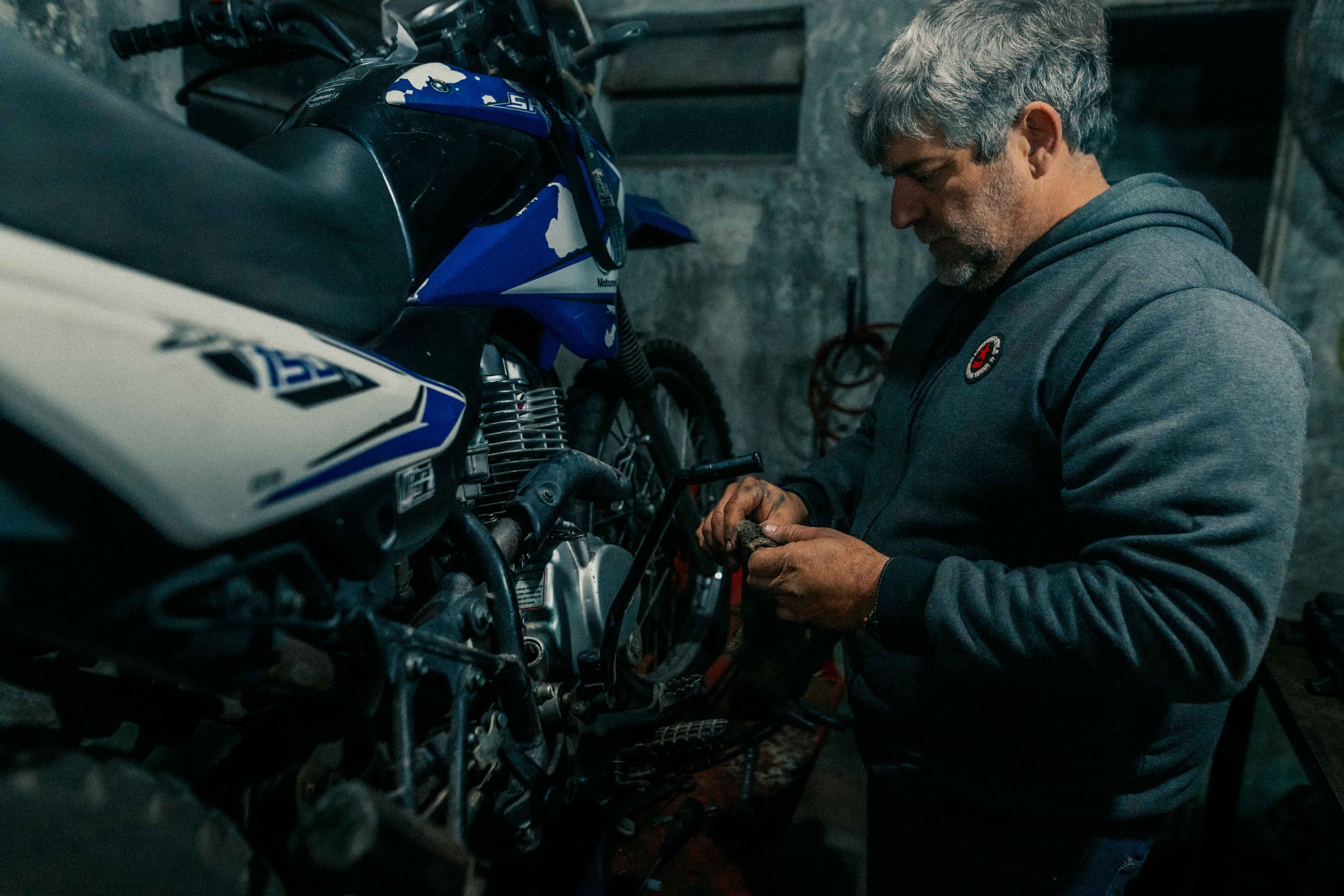 Mécanicien répare une motocyclette en garage