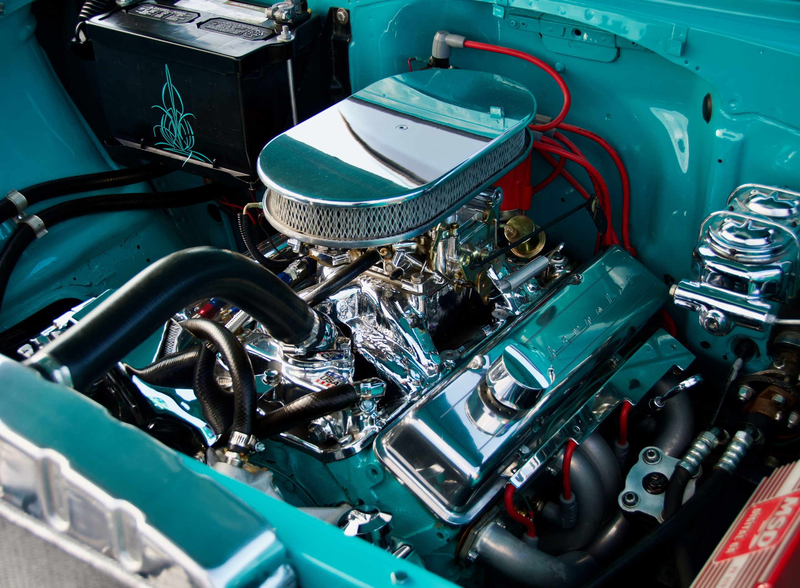 Moteur classique vintage avec finitions chromées brillantes