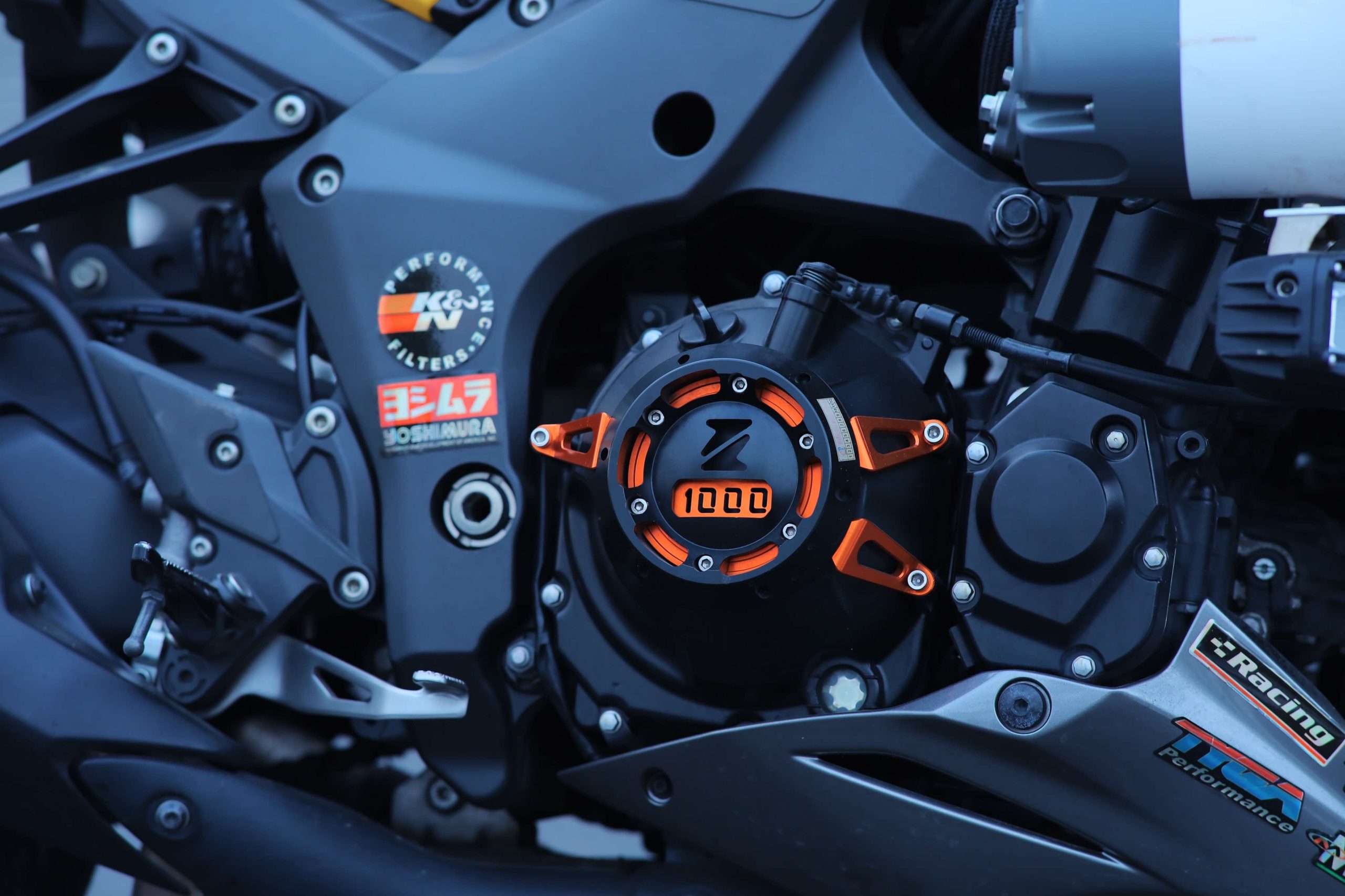 Moteur moto avec pièces performance visibles