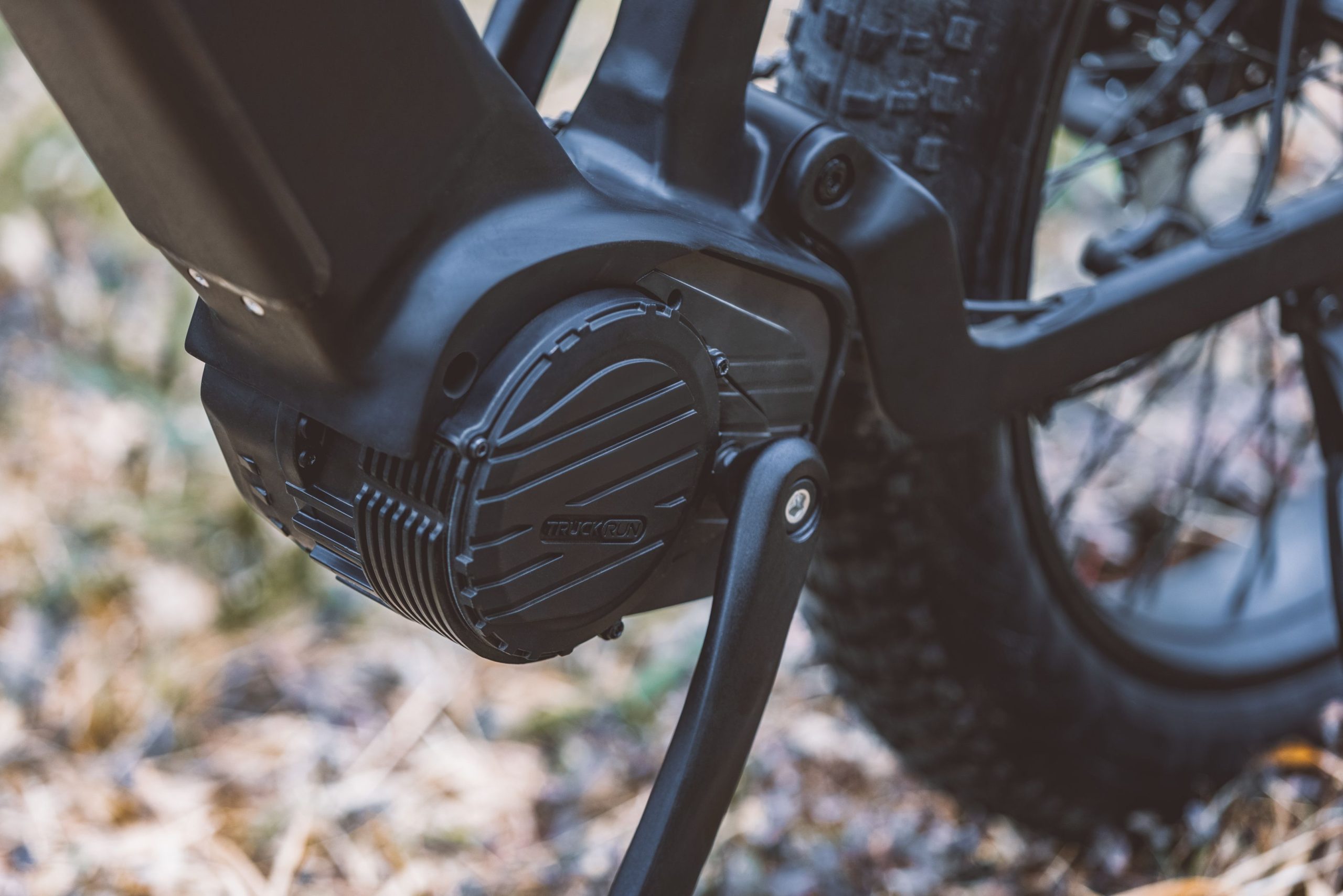Détail pédale moteur vélo électrique sentier forestier