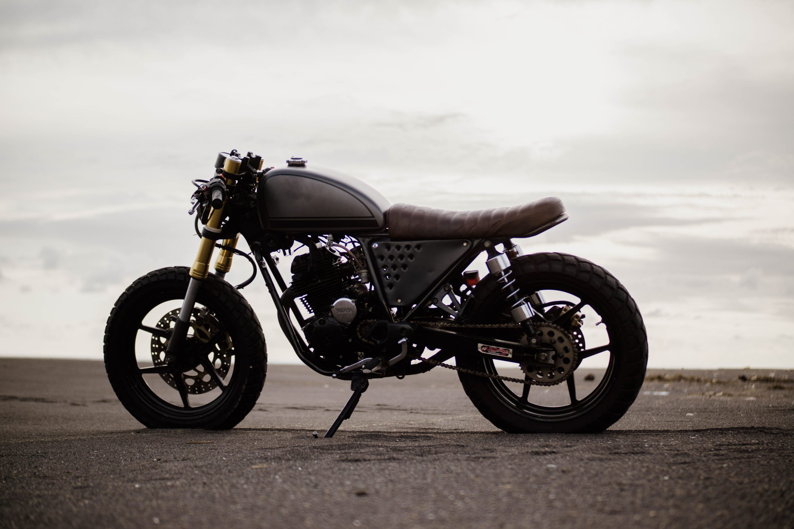 Vue laterale cafe racer vintage route vide