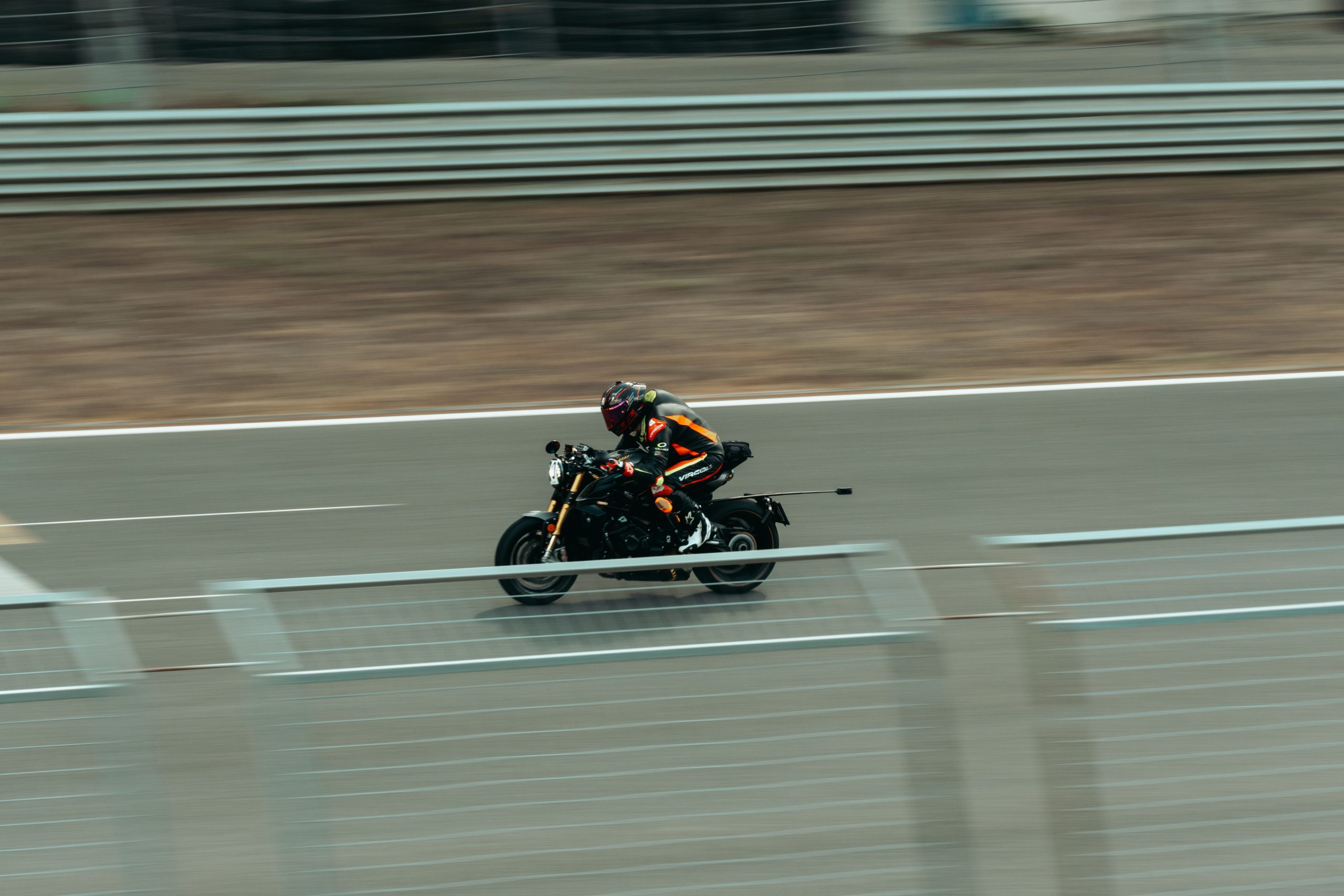 Motocycliste en course rapide sur circuit extérieur