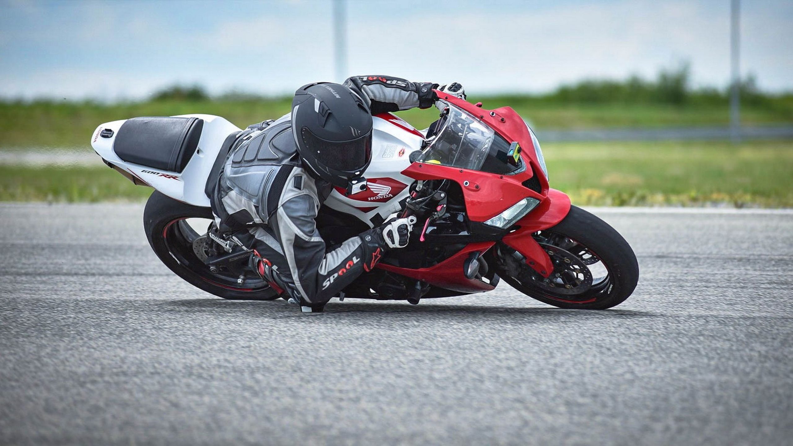 Pilote en tenue de course virant à grande vitesse