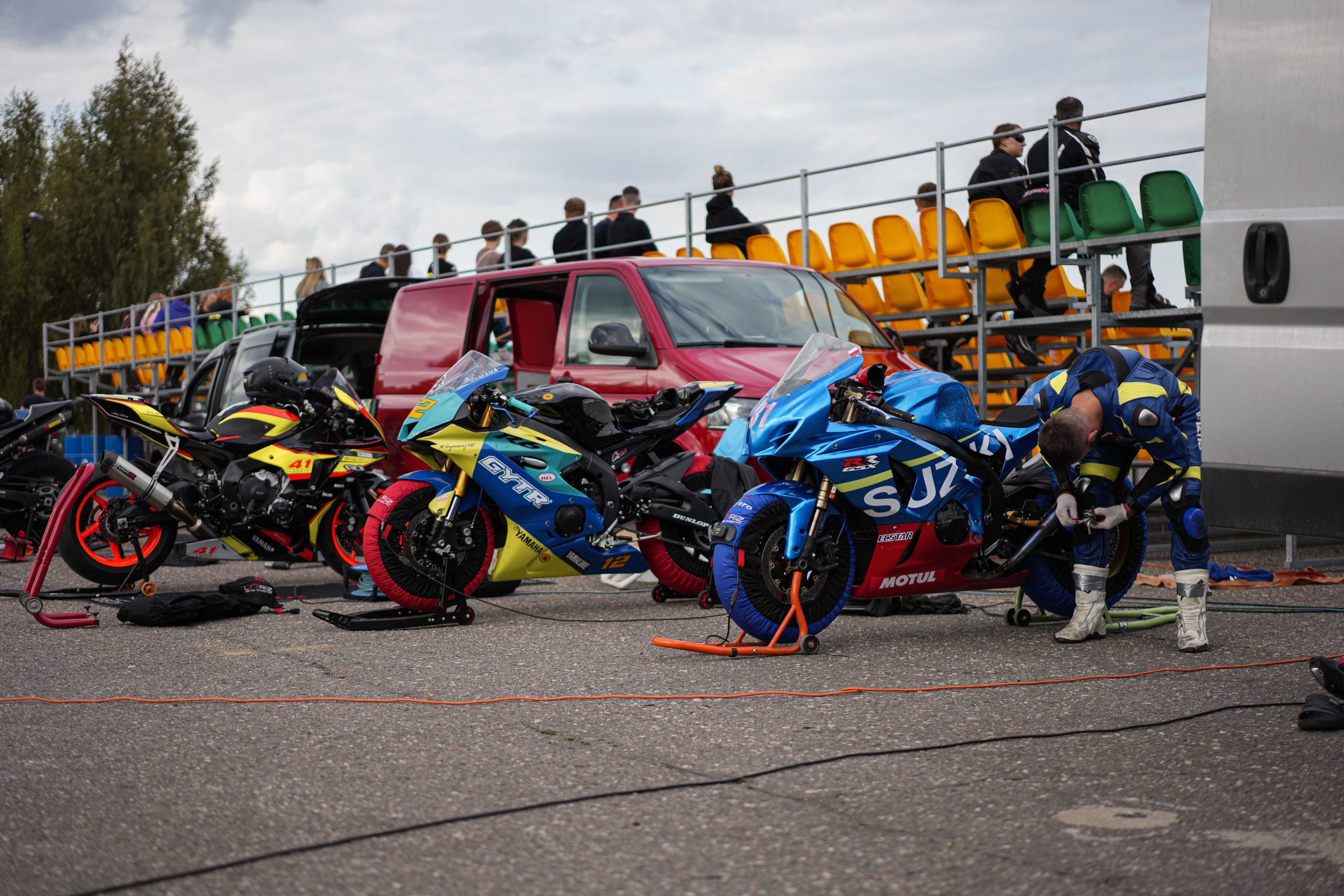 Mécaniciens préparant motos événement motorsport