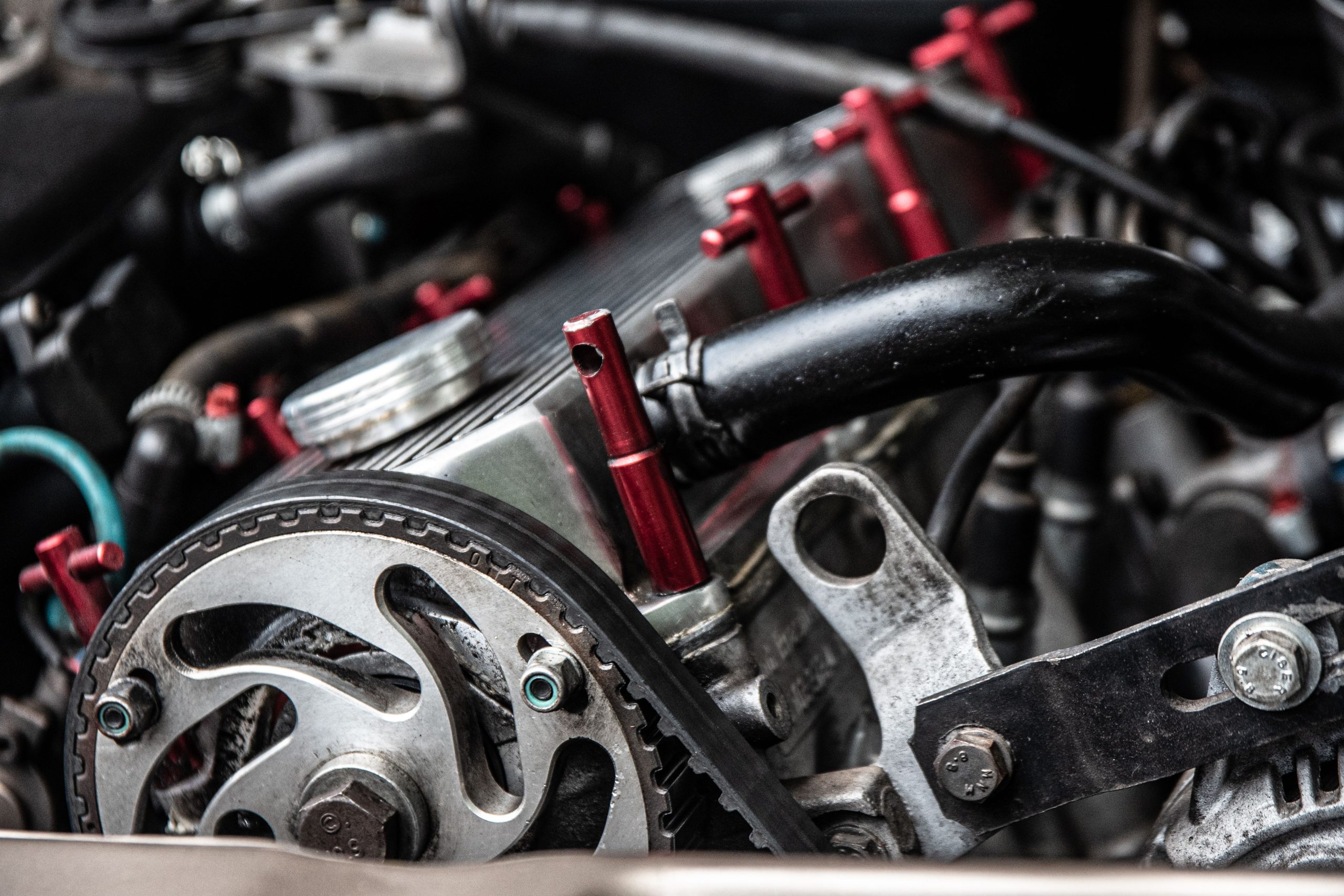 Courroie distribution et tuyaux moteur automobile