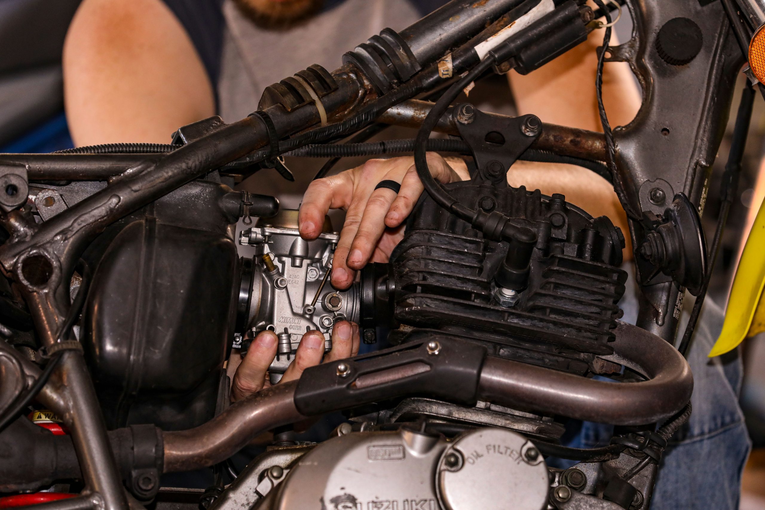 Réparation moteur moto expertise mains mécanicien