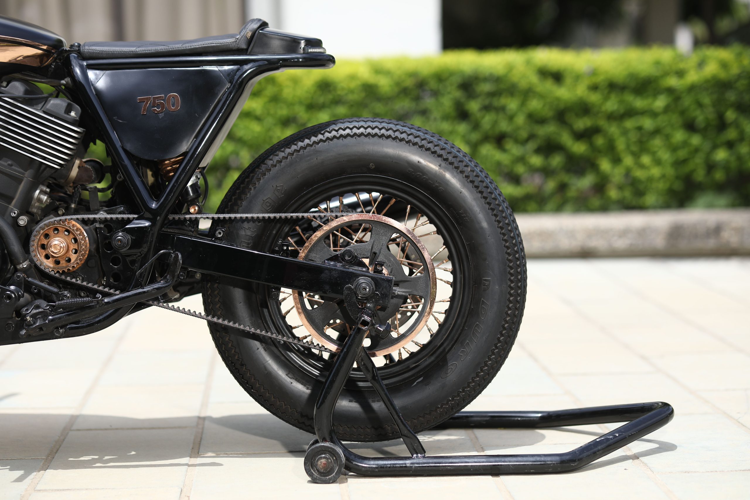 Détail de la roue arrière et chaîne d'une moto boxer